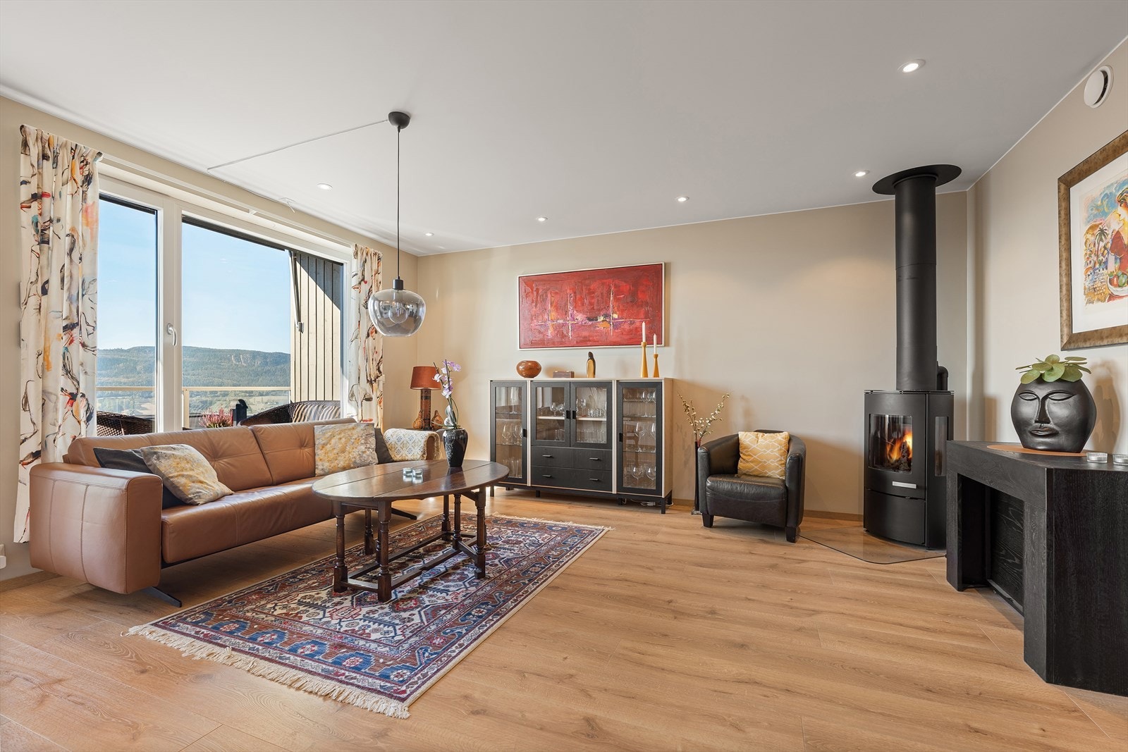 Stuen er lys og innbydende med store vindusflater som og gir en fin utsikt. Galleribilde