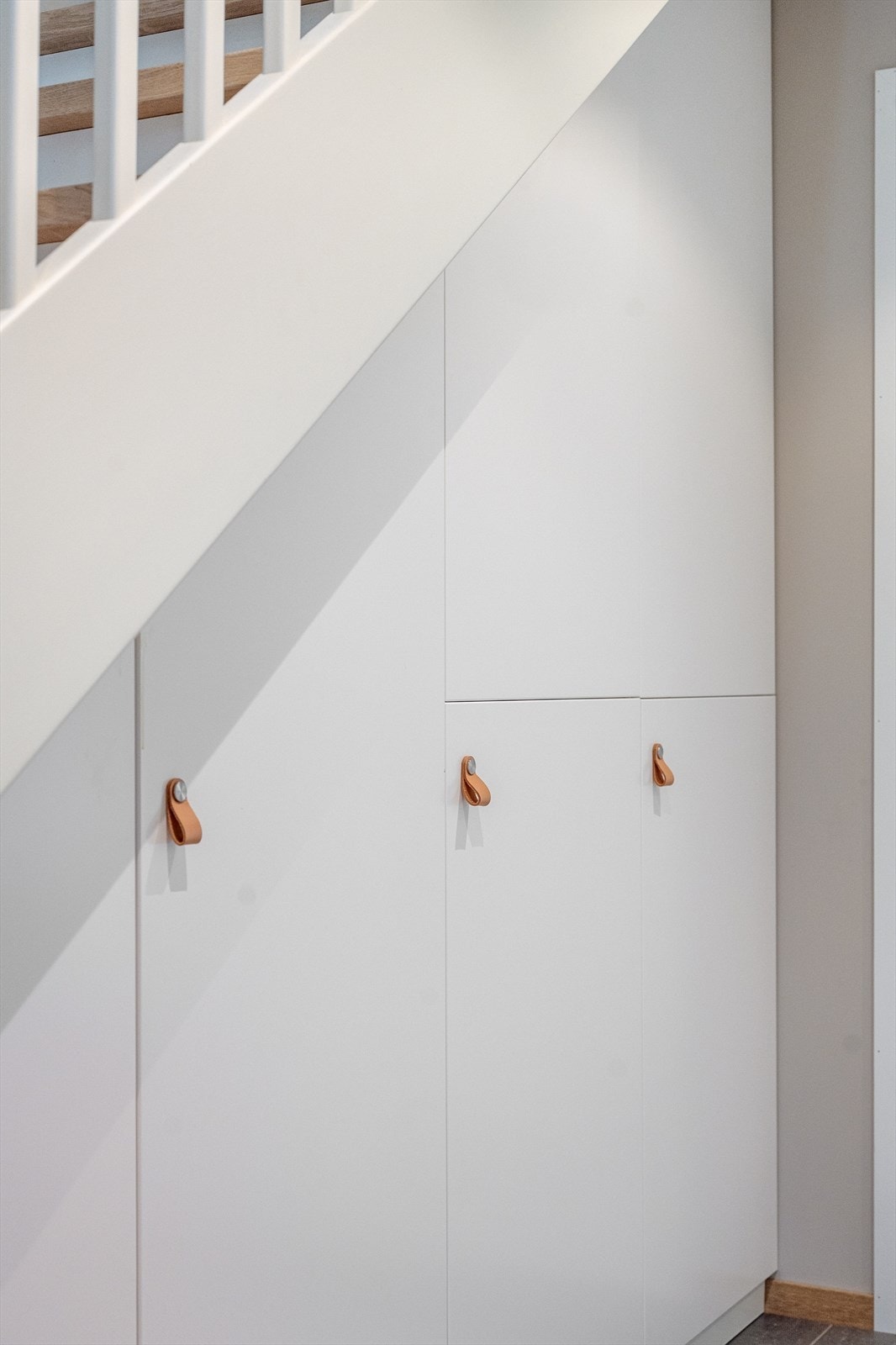 Under trappen er det plassbygde skap til oppbevaring. Galleribilde