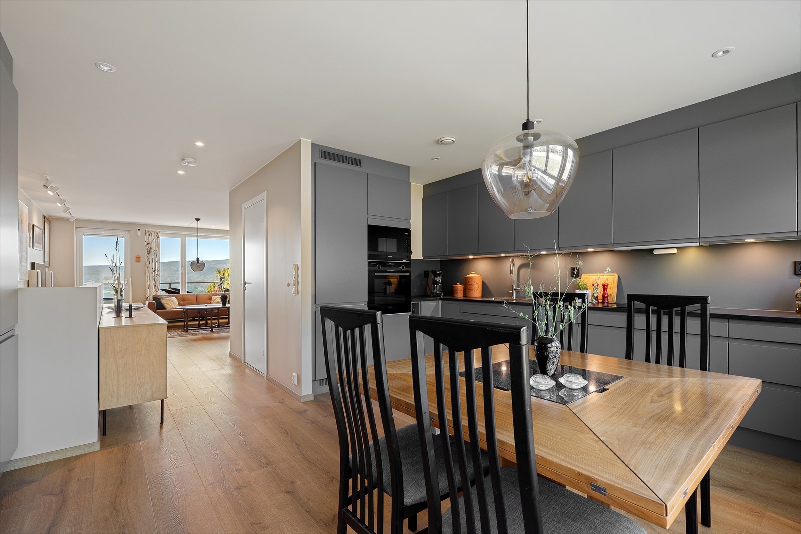 Kjøkkenet er moderne og elegant med HTH-innredning i gråtoner og glatte fronter med innfelte håndtak. Galleribilde