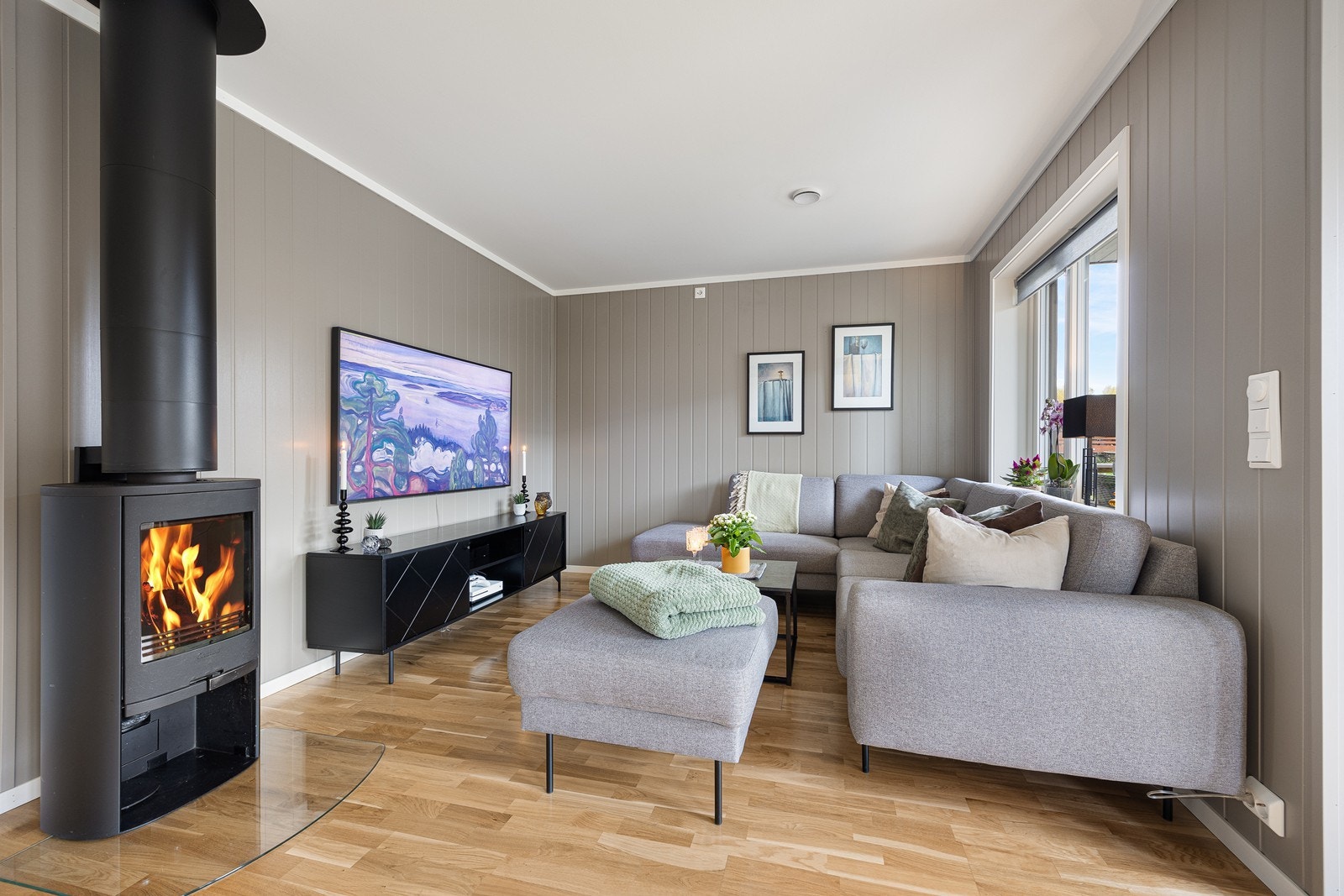 Peisovnen med vedfyring har et pent flammebilde og gir god varme til leiligheten. Galleribilde