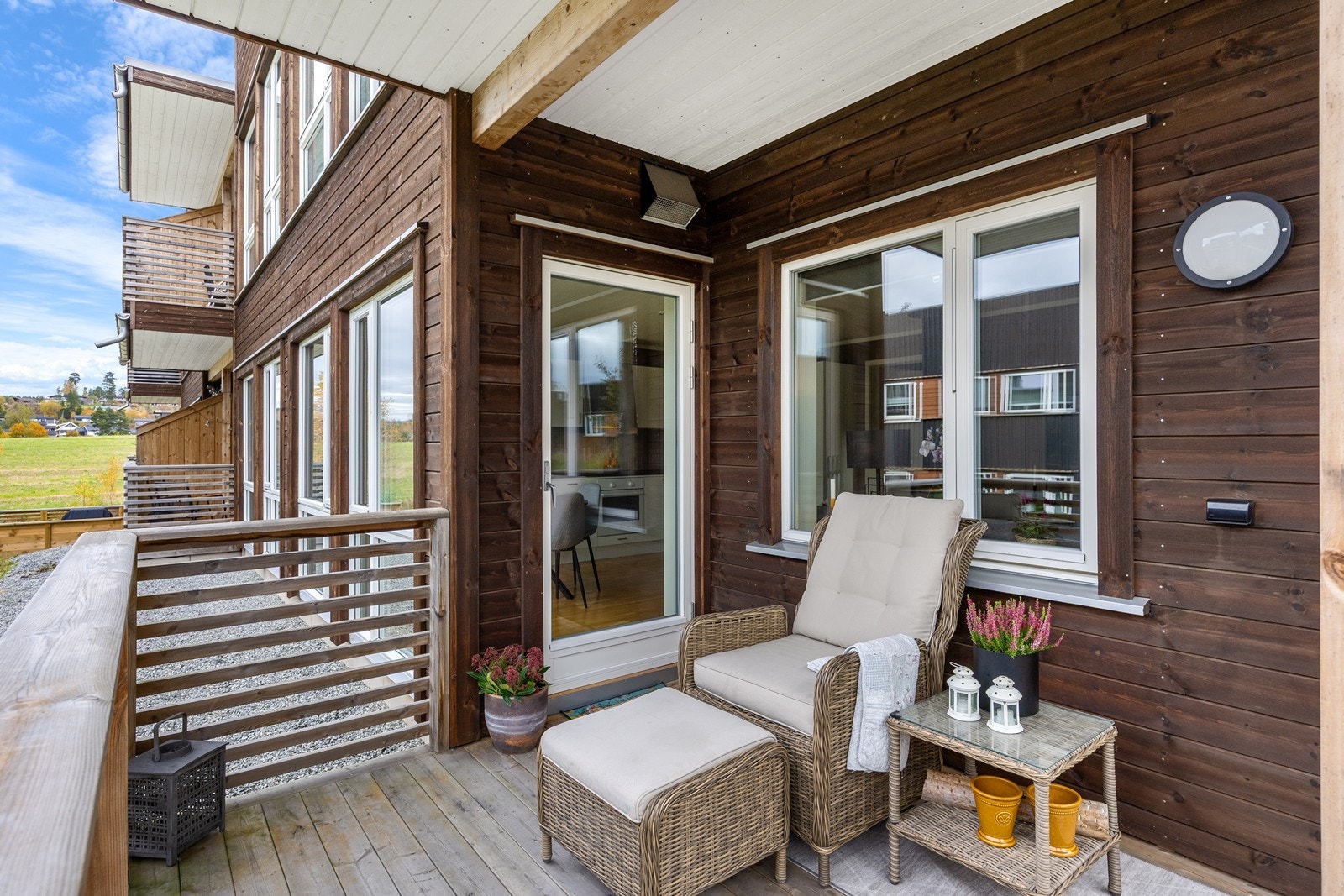 Hjørneleiligehten ligger i byggets 1. etasje, og i et meget populært og nyere etablert boligområde i Festningsåsen på Bjørkelangen. Galleribilde