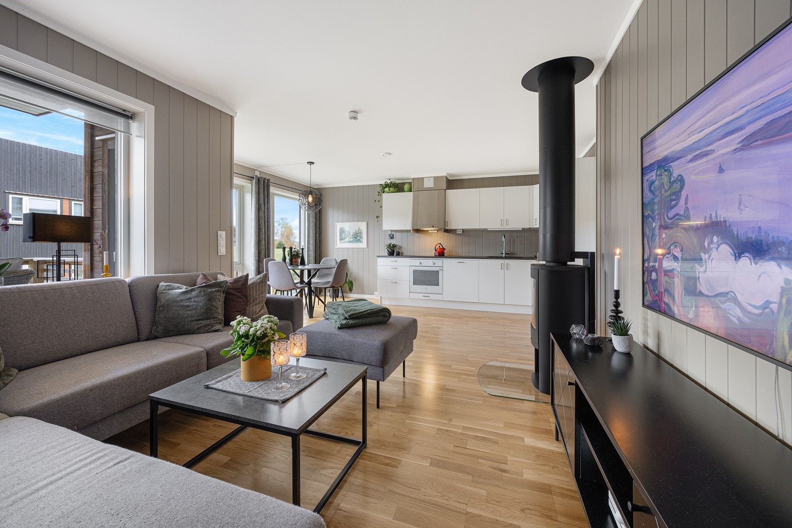 Rommets fine planløsning gjør det enkelt å innrede med egne soner for spisebord og sofagruppe. Galleribilde