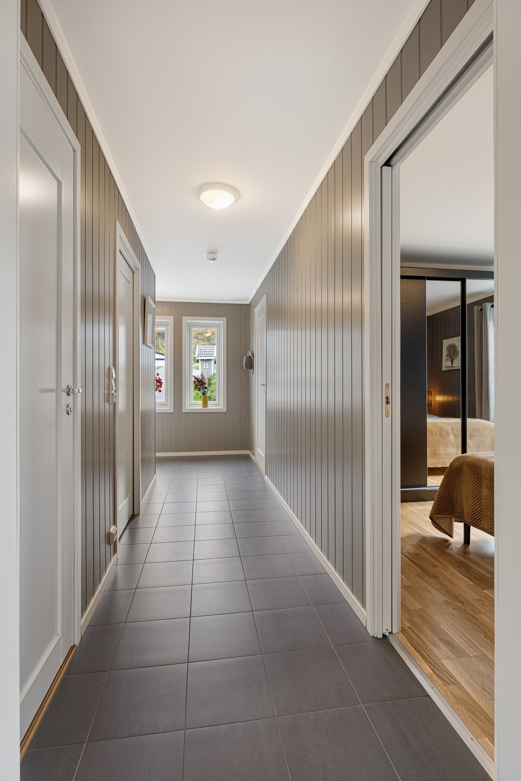 Soverom og bad ligger langs gangen, og er adskilt fra den sosiale sonen med kjøkken og stue. Galleribilde