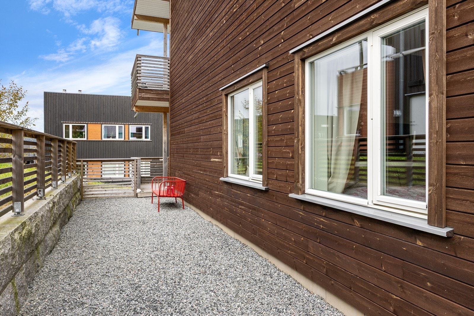 Felleseiendommen har gode solforhold, og er opparbeidet med gruset adkomst med granitt støttemurer. Galleribilde