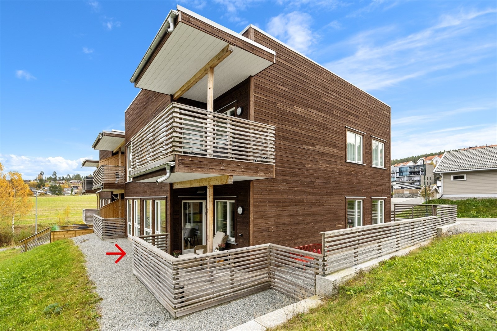 Boligen har en god intern beliggenhet i byggets 1. etasje med terrasse på 2 sider, mot syd og vest. Galleribilde