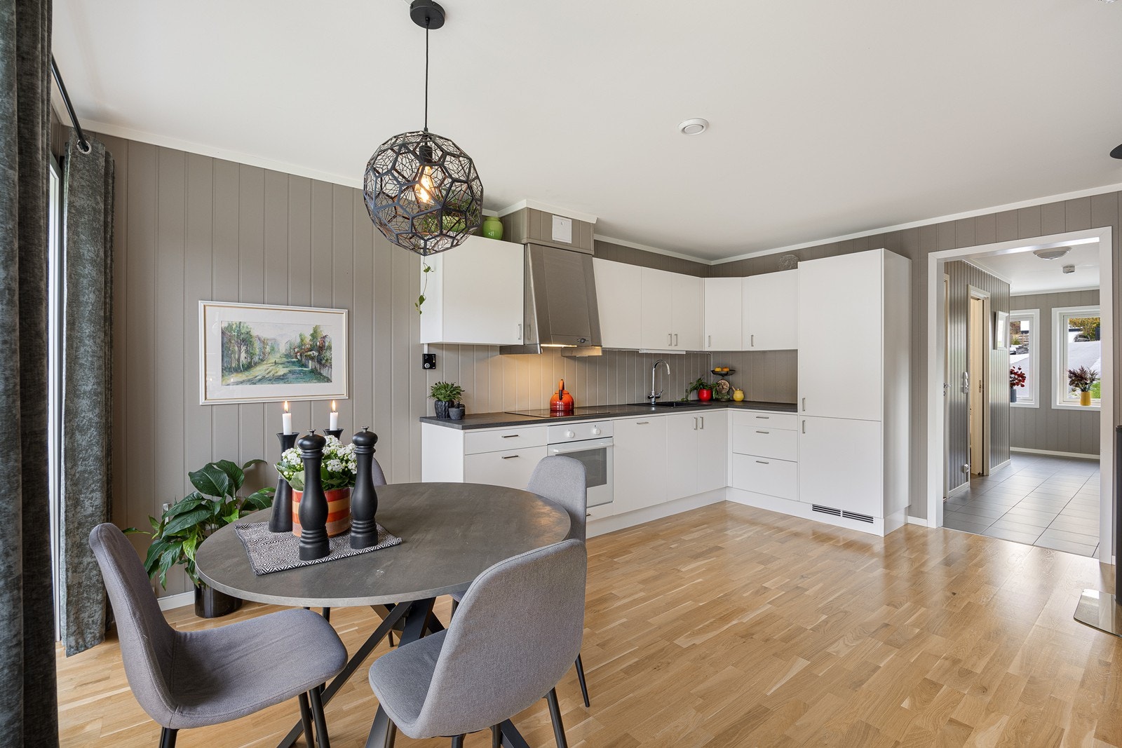 Integrert i innredningen har kjøkkenet både platetopp, stekeovn, oppvaskmaskin og kjøleskap. Ventilatoren er tilknyttet sentralt avtrekksanlegg. Galleribilde