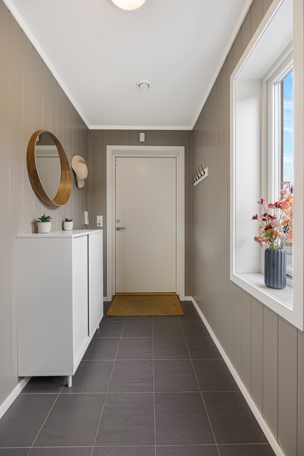 Rett innenfor inngangsdøren er det montert knaggrekke slik at man enkelt kan henge av seg ytterjakken. Galleribilde