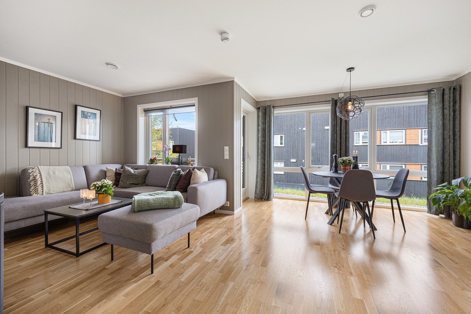 Fra stuen og kjøkkenet er det utgang til hjørnebalkongen. Galleribilde