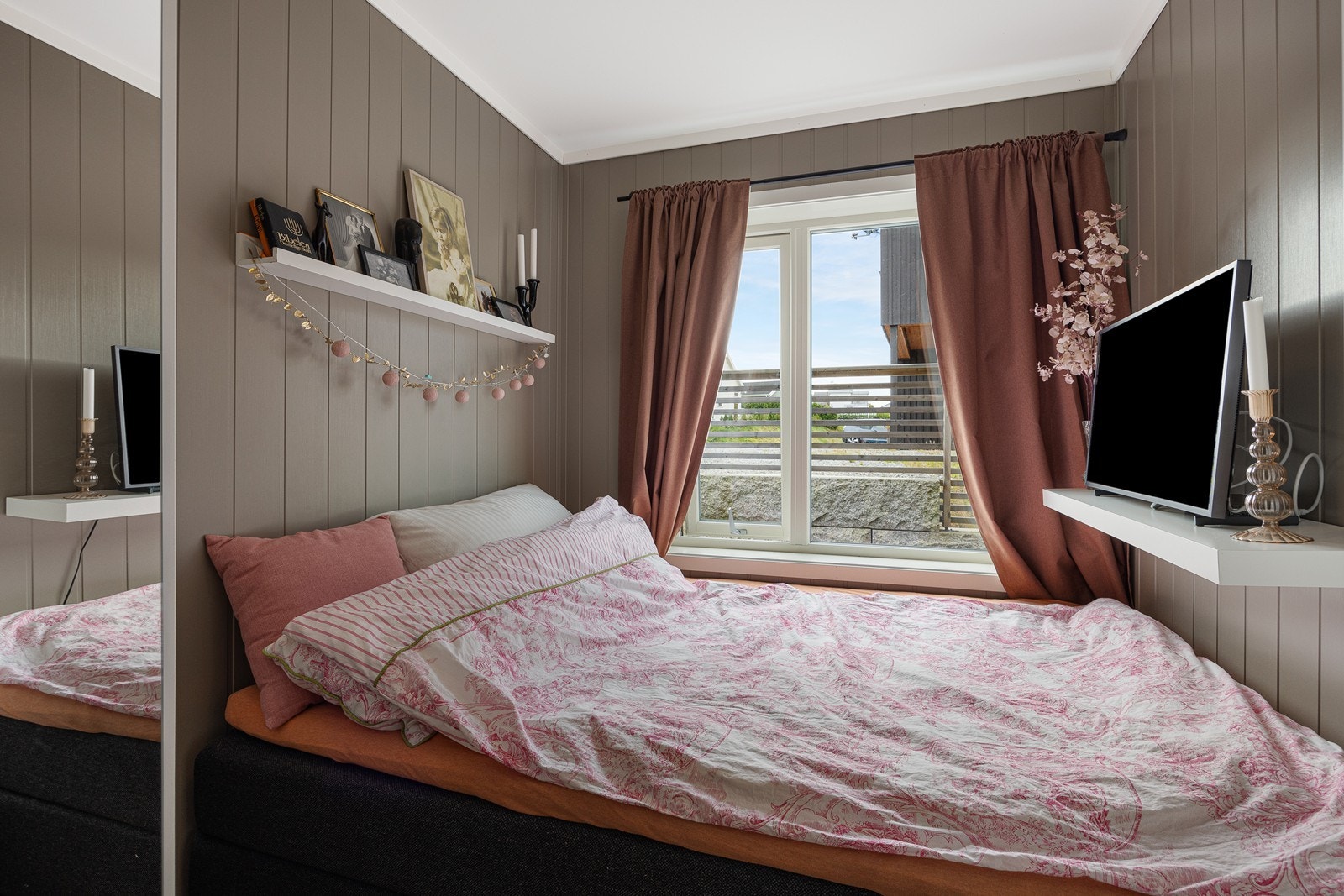 I tillegg til garderobeskap på soverommene har leiligheten har også godt med ekstra lagringsplass i en tilhørende kjellerbod på ca 4,5 kvm. Galleribilde