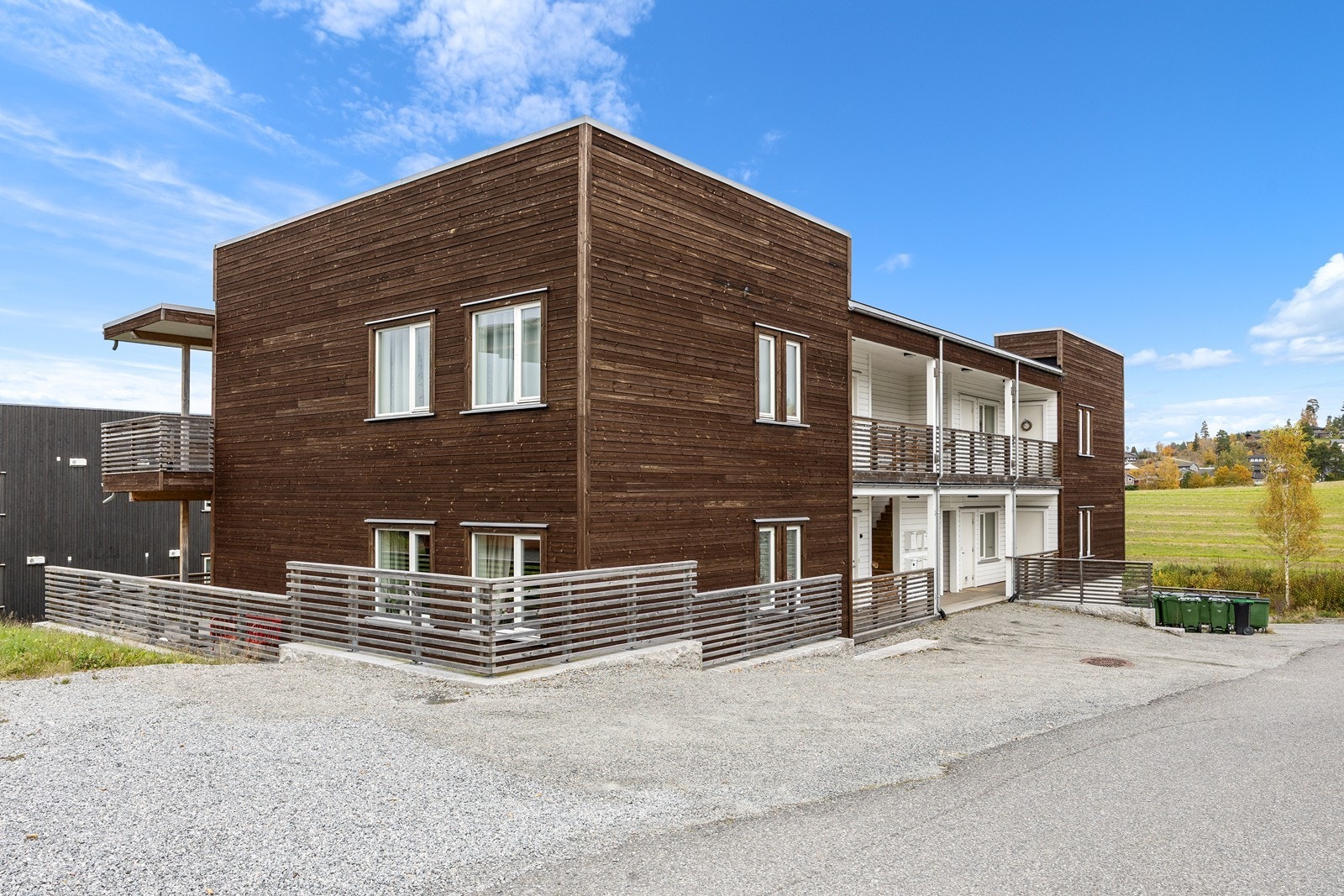 Det er felles lekeplass i området og nærområdet byr på mange turopplevelser i skog og mark med merkede turstier, vann, skiløyper og gapahuker med bålplasser. Fra eiendommen er det trygg ferdsel til sentrum via gang- og sykkelstier. Galleribilde