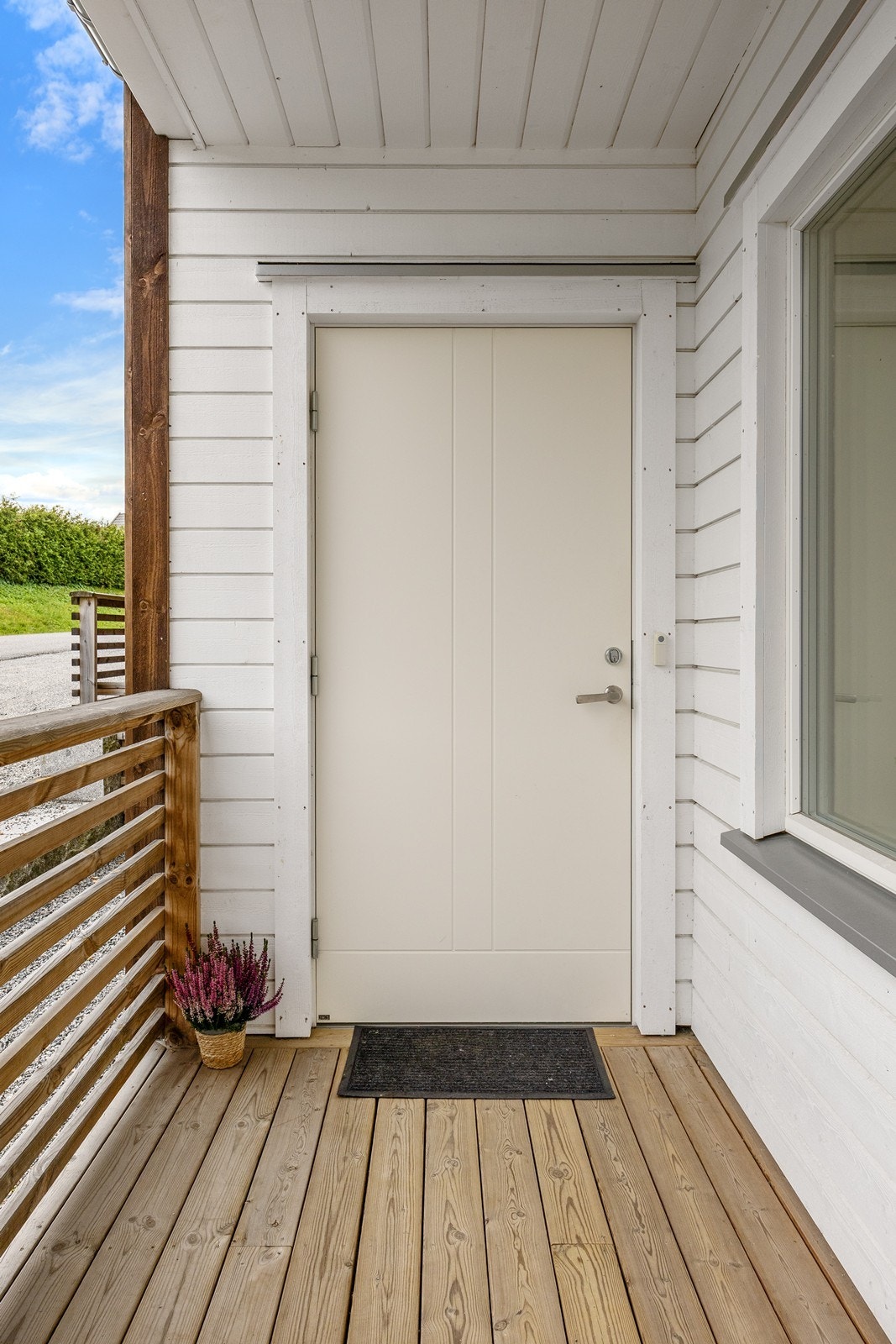 Leiligheten har adkomst via et overbygd, skjermet inngangsparti. Galleribilde