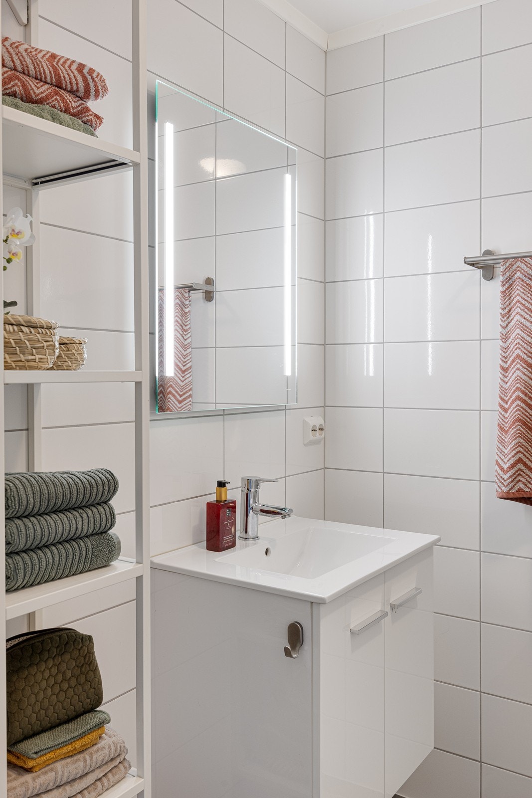 Videre er badet oppført med flislagte overflater, gulvvarme og balansert ventilasjon. Galleribilde