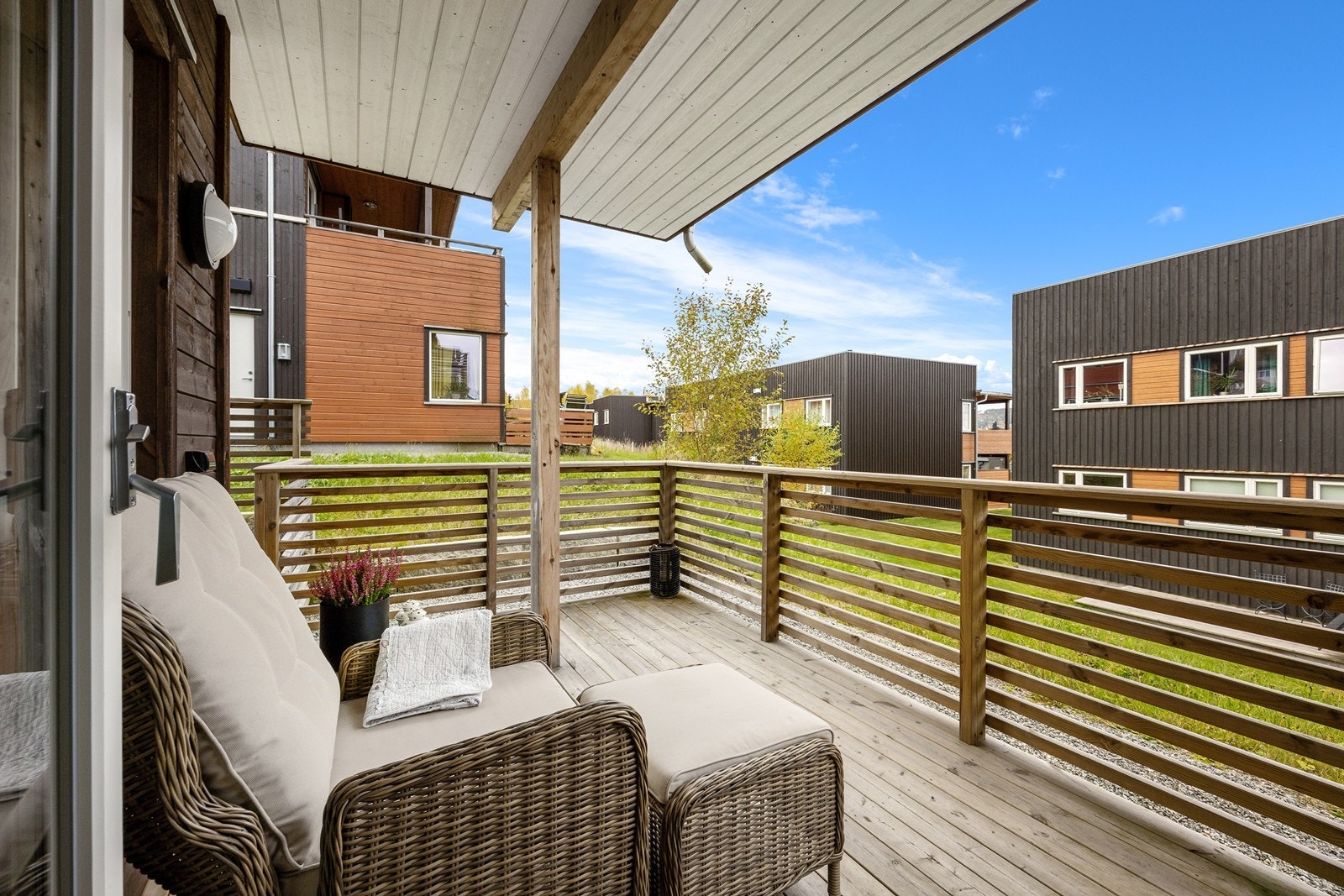 Leiligheten har utgang fra stue/kjøkken til en romslig, overbygget balkong med spilerekkverk og som ligger på hjørnet av bygget. Galleribilde