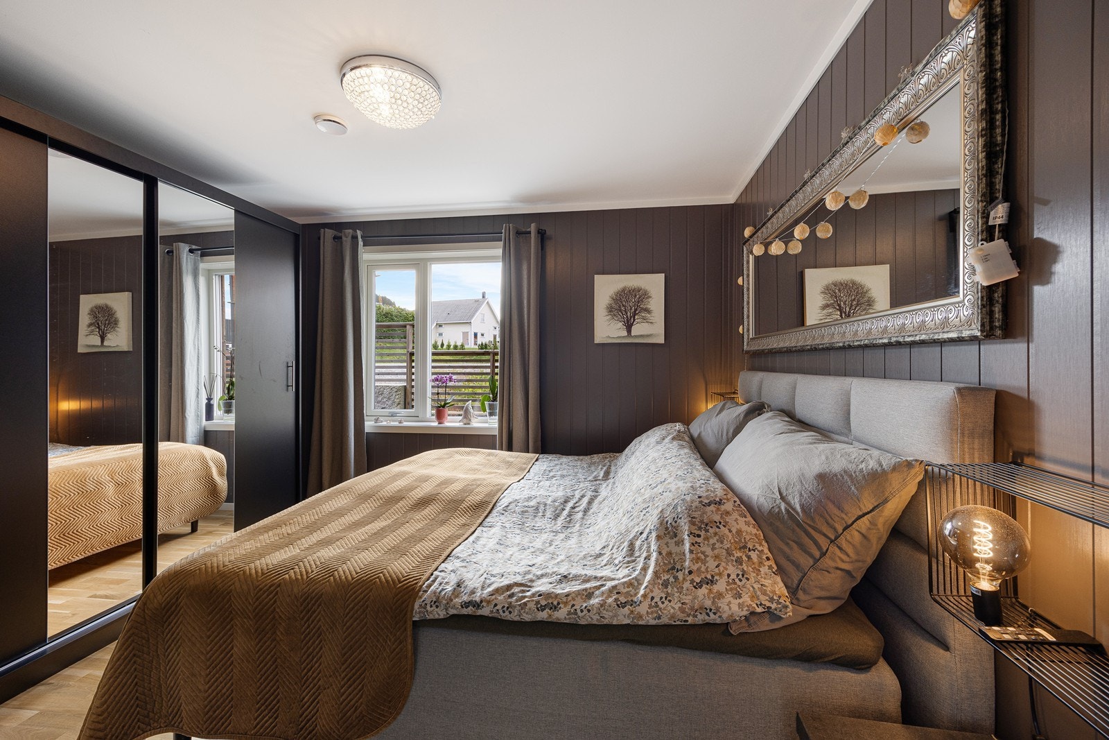 Hovedsoverommet har adkomst via en plassbesparende skyvedør, og her er det skyedørsgarderobe med speilfronter. Galleribilde