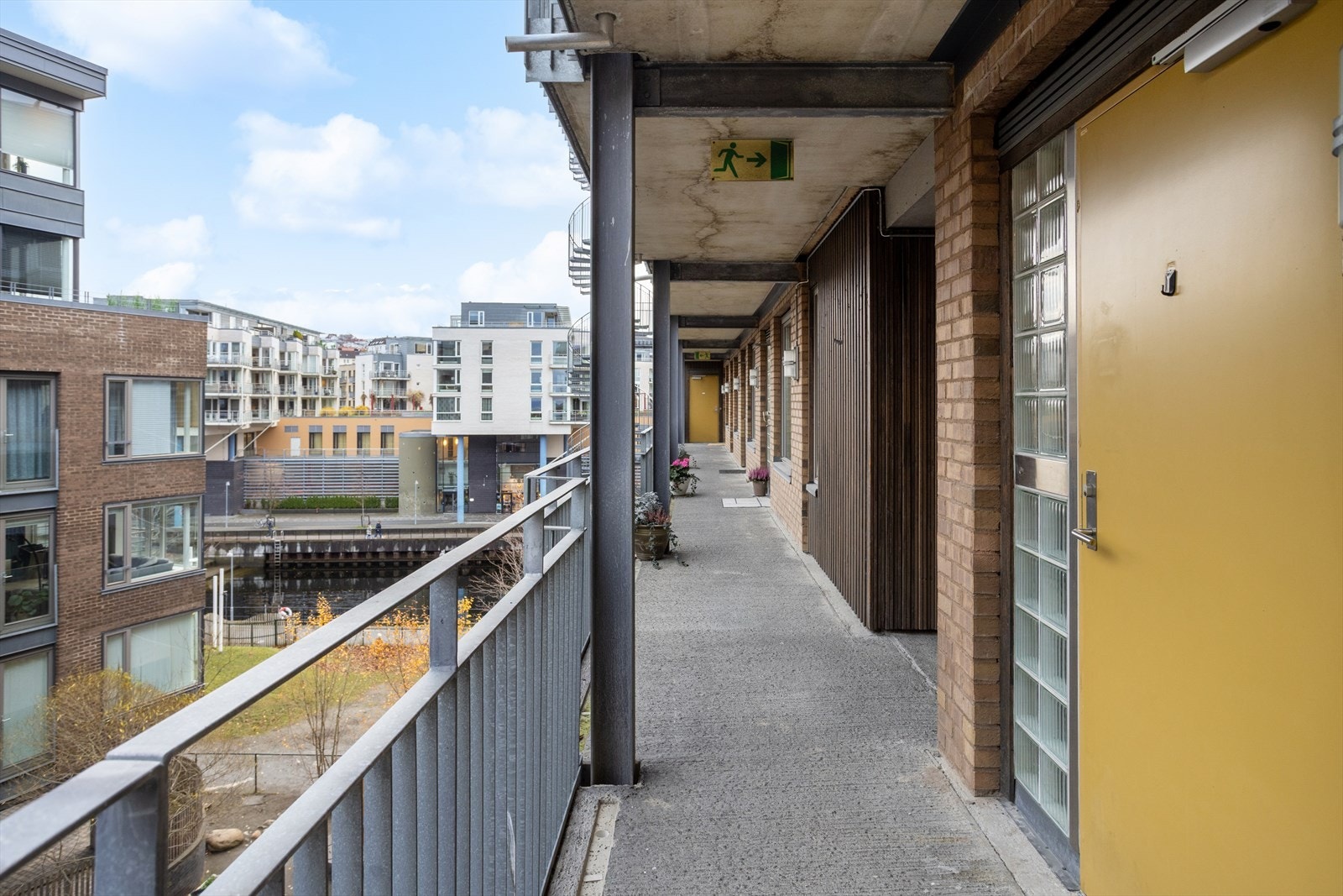 Svalgang ved inngang. Galleribilde