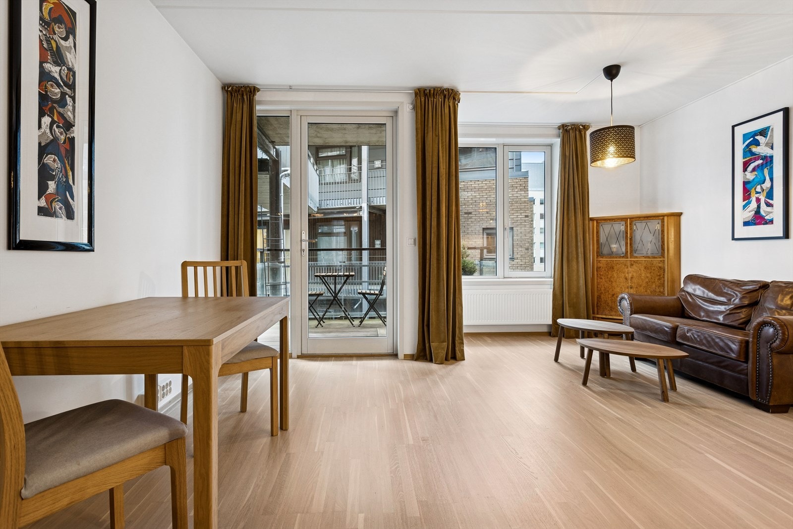 Leiligheten har en lys- og luftig stue med utgang til overbygd balkong. Galleribilde