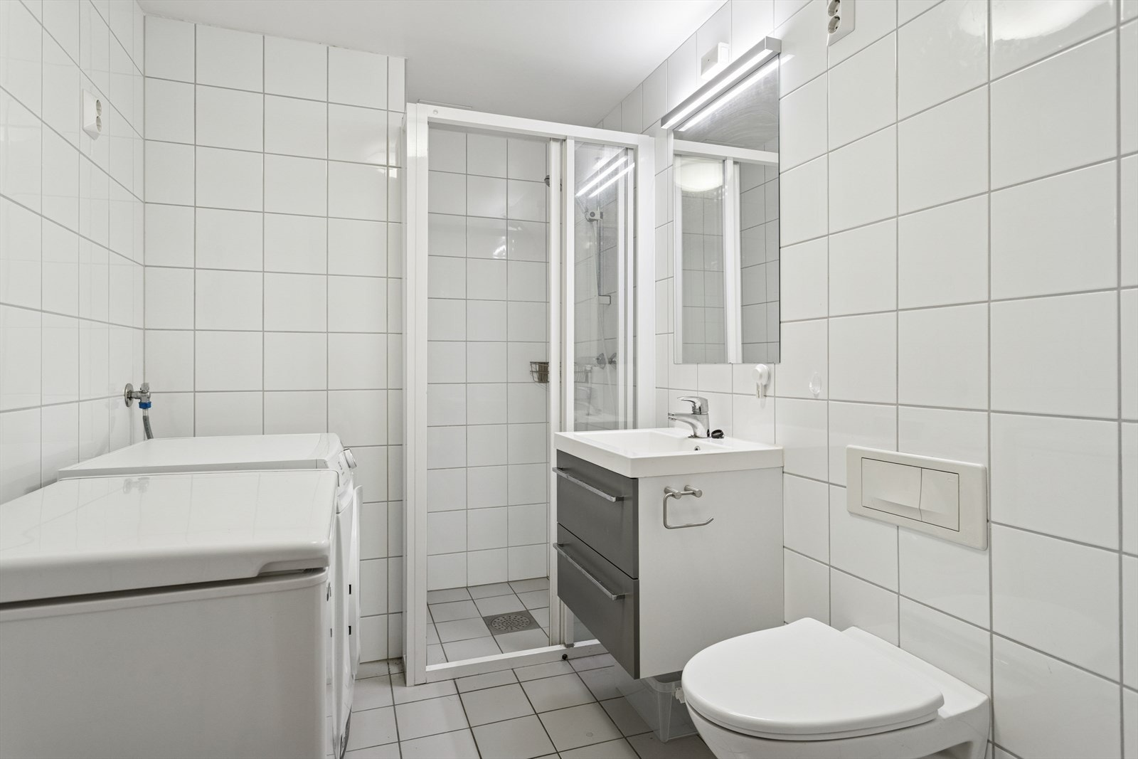 Baderommet er ca. 4,2 m² og har flis på gulv og vegg, malt slett himling. Galleribilde