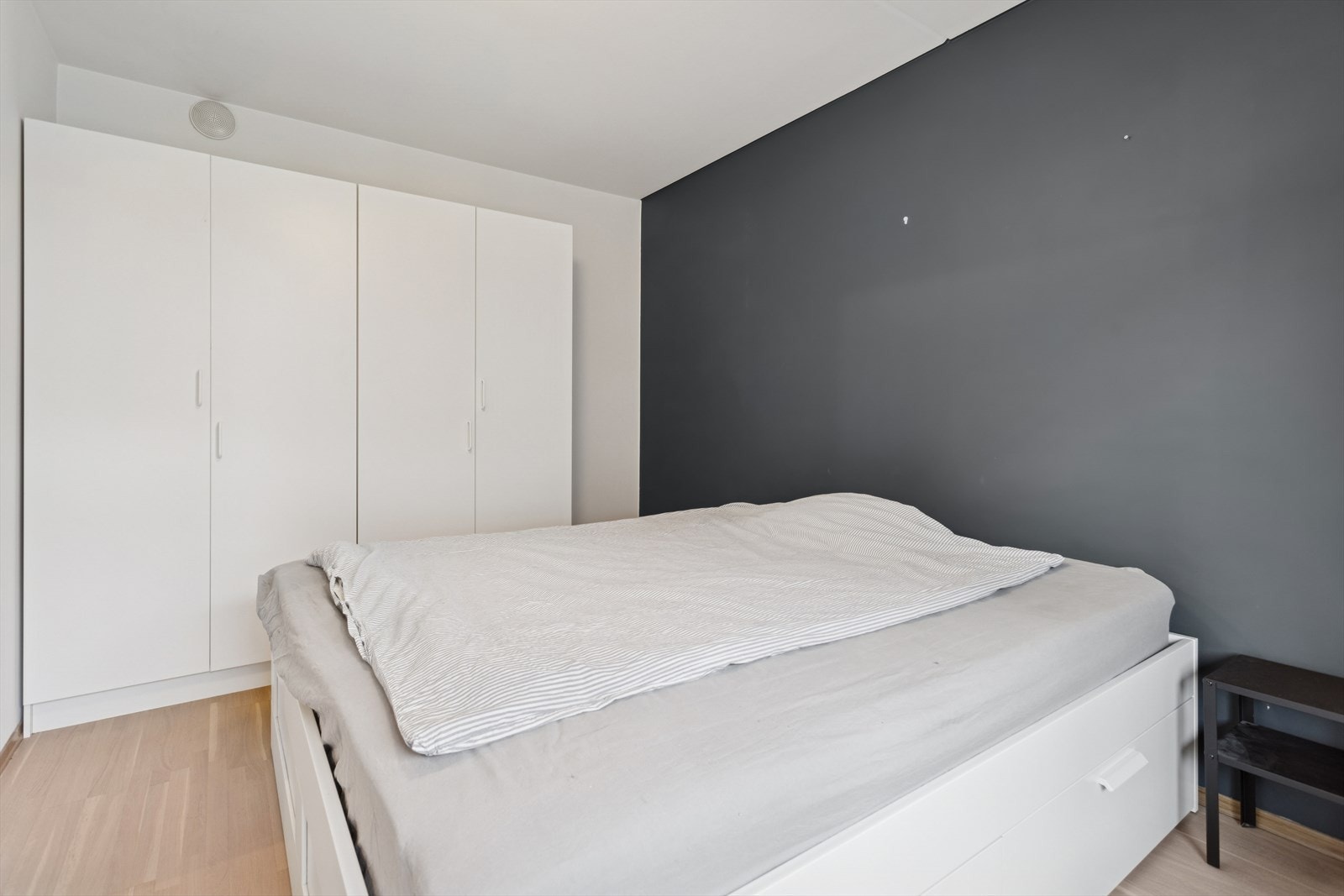 Soverommet har i tillegg rikelig med garderobeskap. Galleribilde