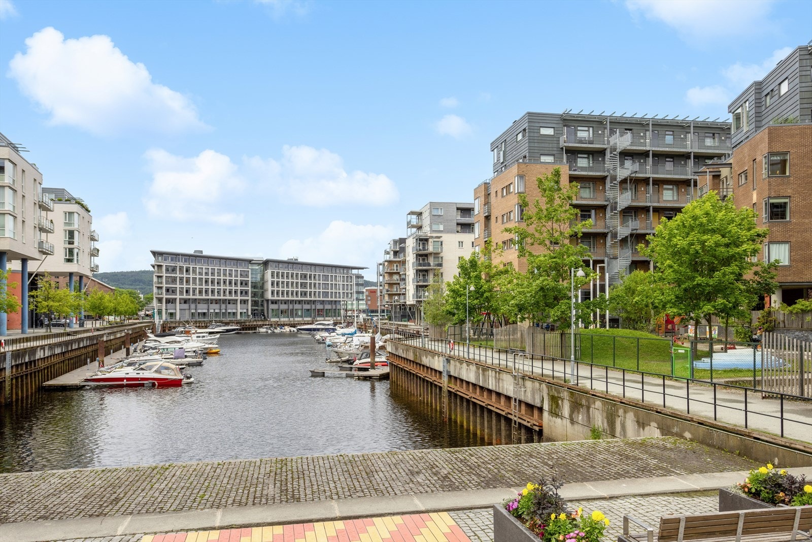 Leiligheten ligger svært sentralt på Nedre Elvehavn/Solsiden. Galleribilde