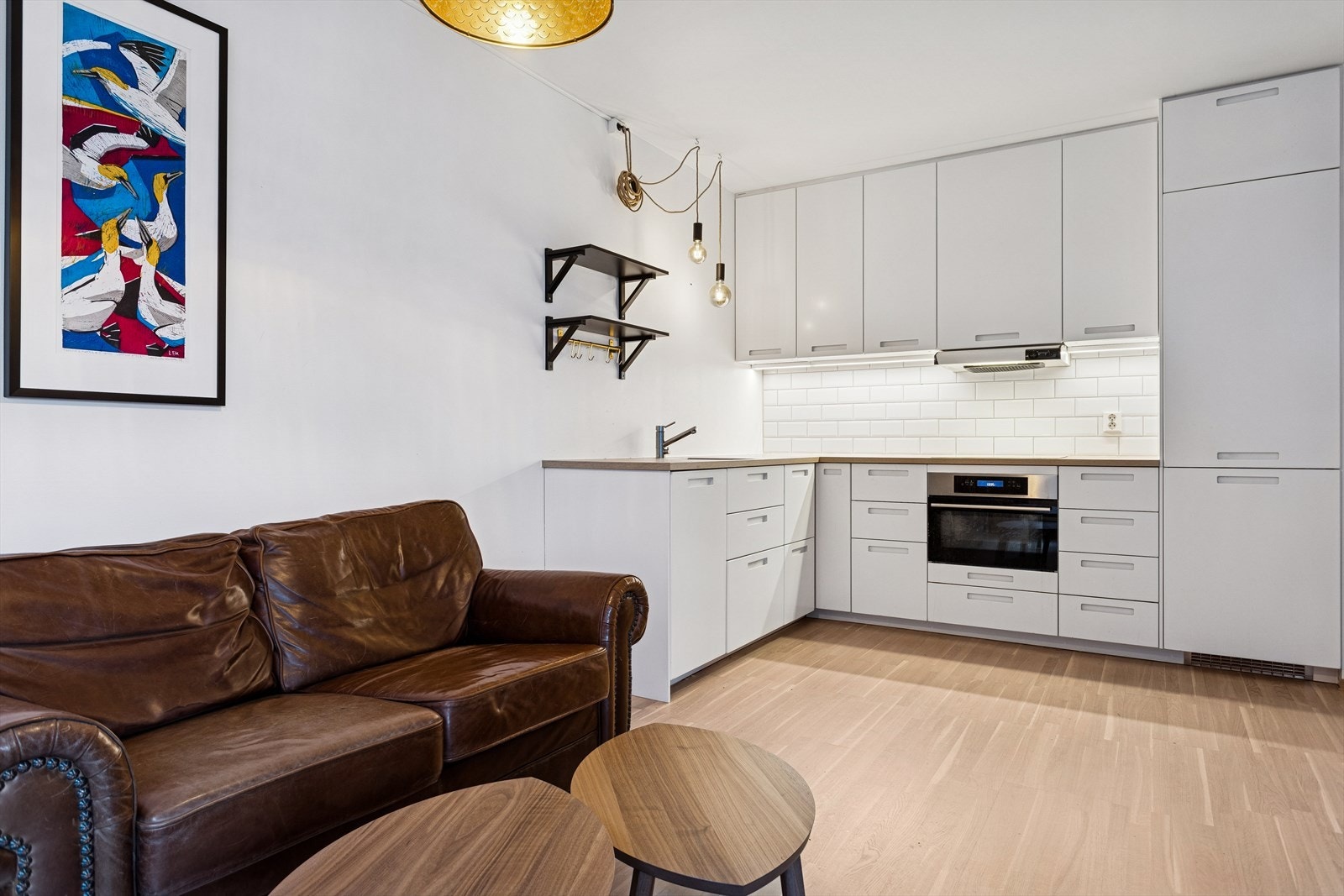 Kjøkkenet har rikelig med skap- og benkeplass. Galleribilde