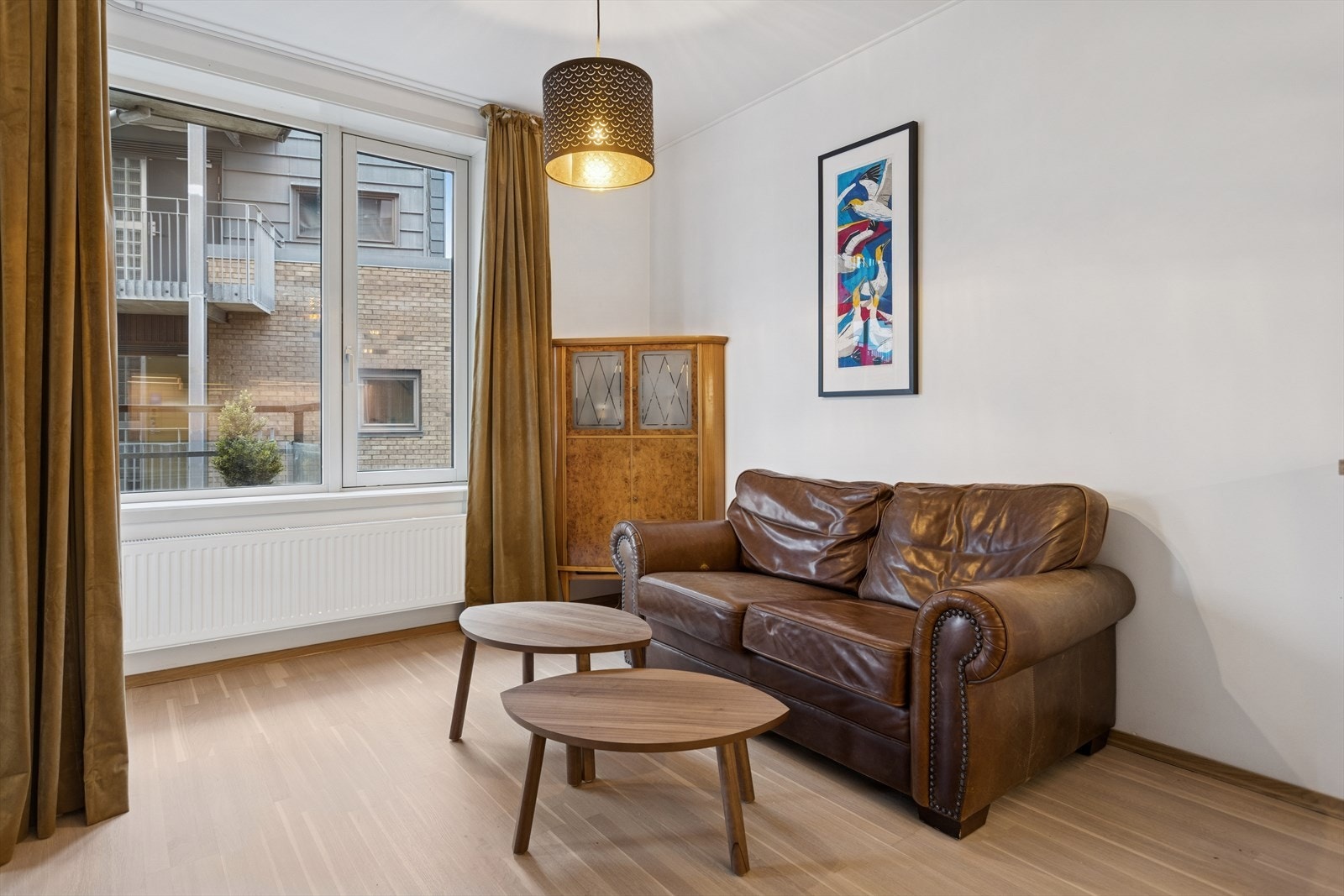 Stuen har god plass til ulike møbleringsløsninger. Galleribilde