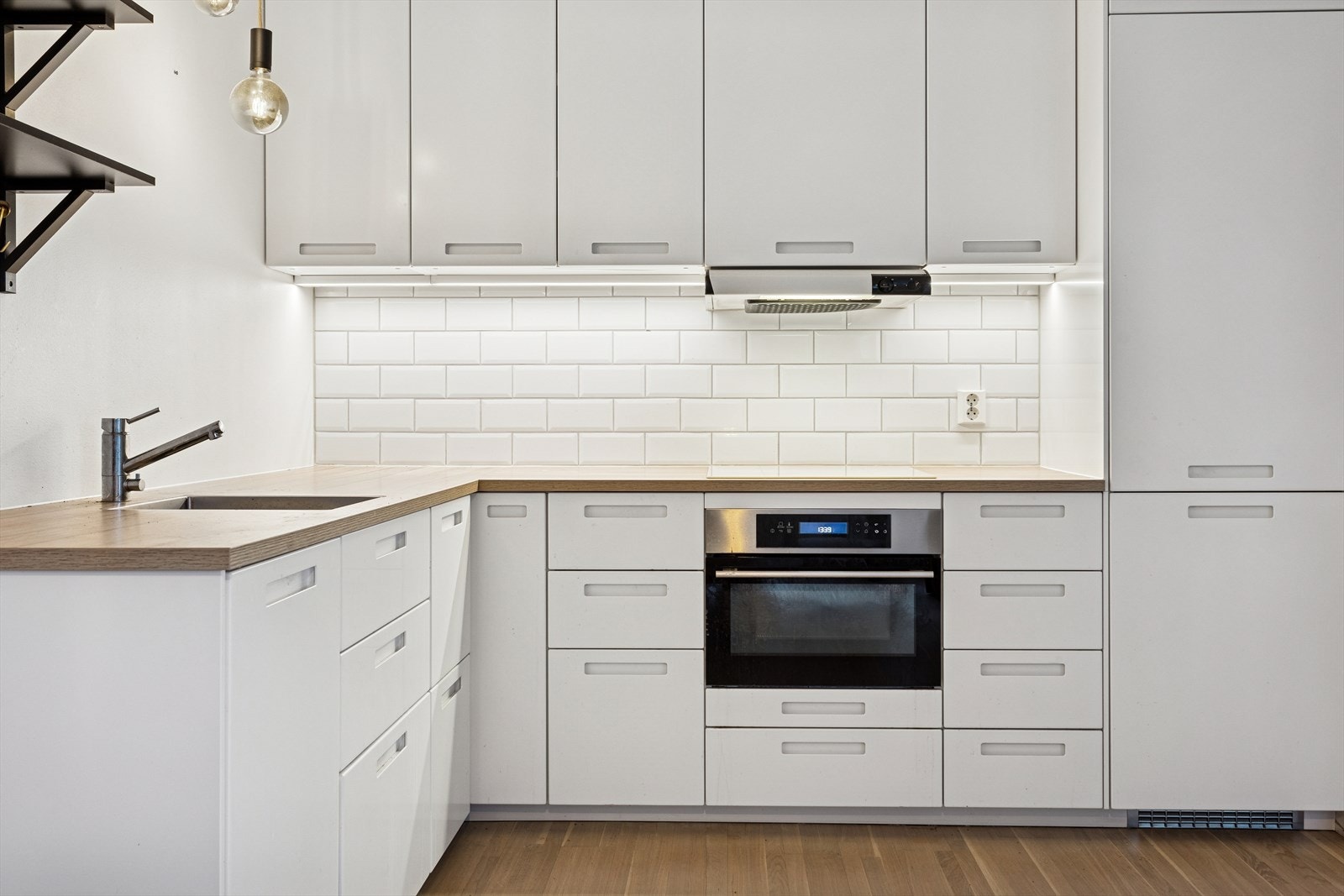 Kjøkkenet har integrert kombiskap, platetopp, stekeovn og ventilator. Galleribilde