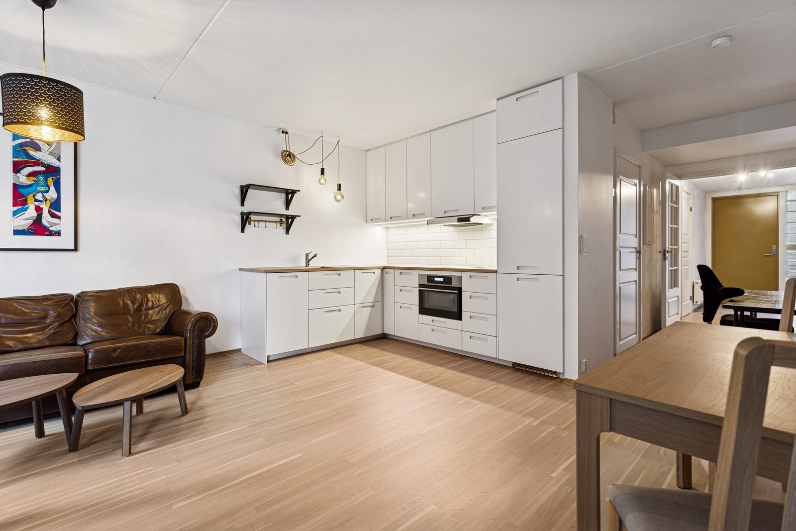 Leiligheten har en stilig kjøkkeninnredning bestående av folierte skrog med slette fronter og laminert benkeplate. Galleribilde