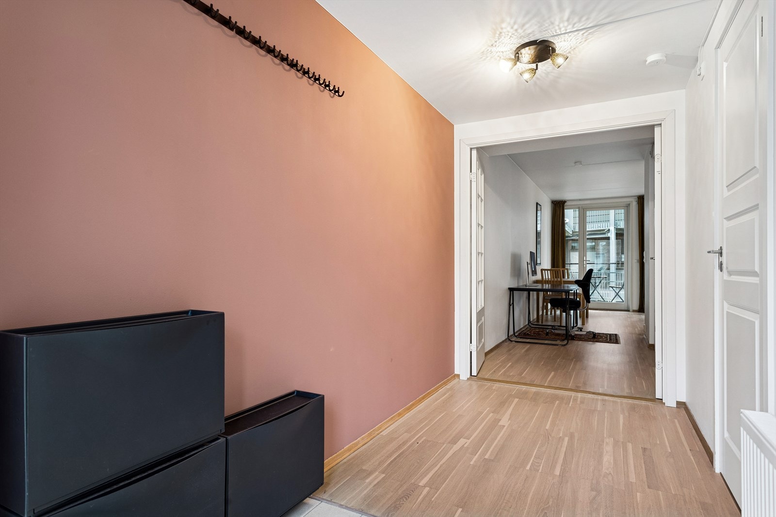 Gangen/entréen er ca. 5,7 m² og har god plass til knaggrekke og skoparkering. Galleribilde