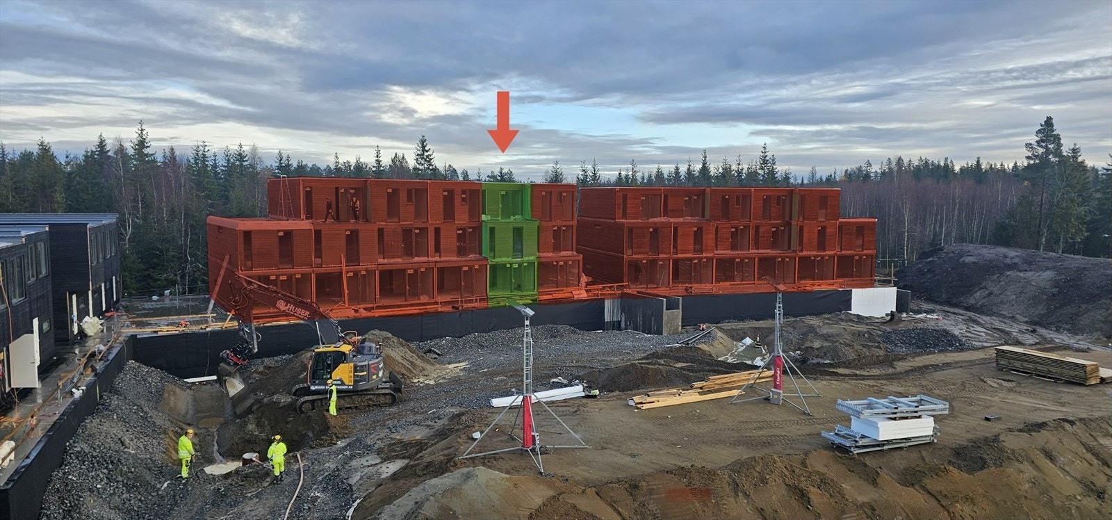 Byggingen er kommet langt og det er full aktivitet på tomten. Det skal være overtagelse på de første husene før jul. Denne boligen er klar i månedskiftet januar/februar 2026. Galleribilde
