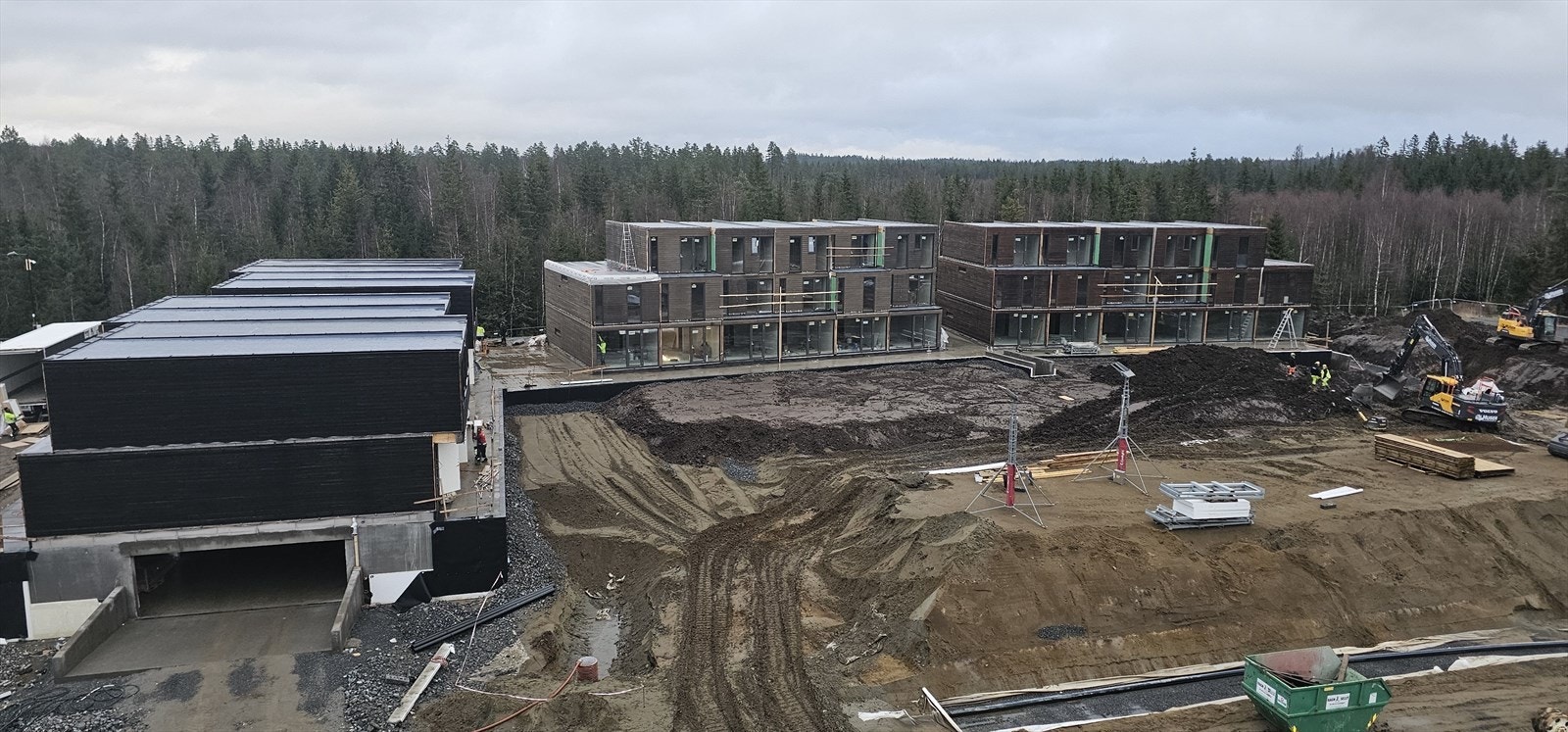 Boligen får veldig fin beliggenhet på tunet og har flotte uteplasser/terrasser. Innkjøring til parkeringshus kan sees nede til venstre i bildet. Galleribilde