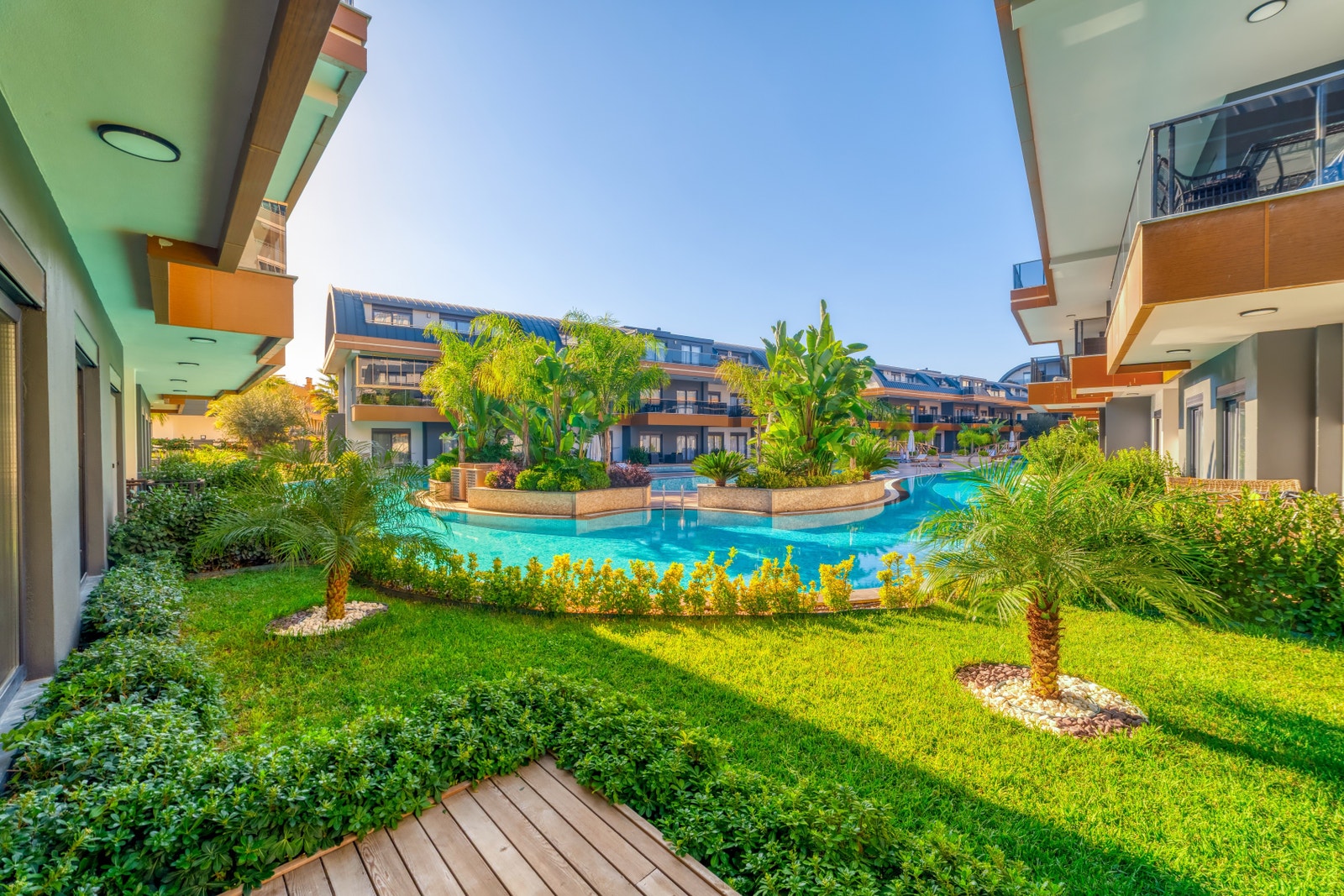 View from balcony towards the pool Galleribilde