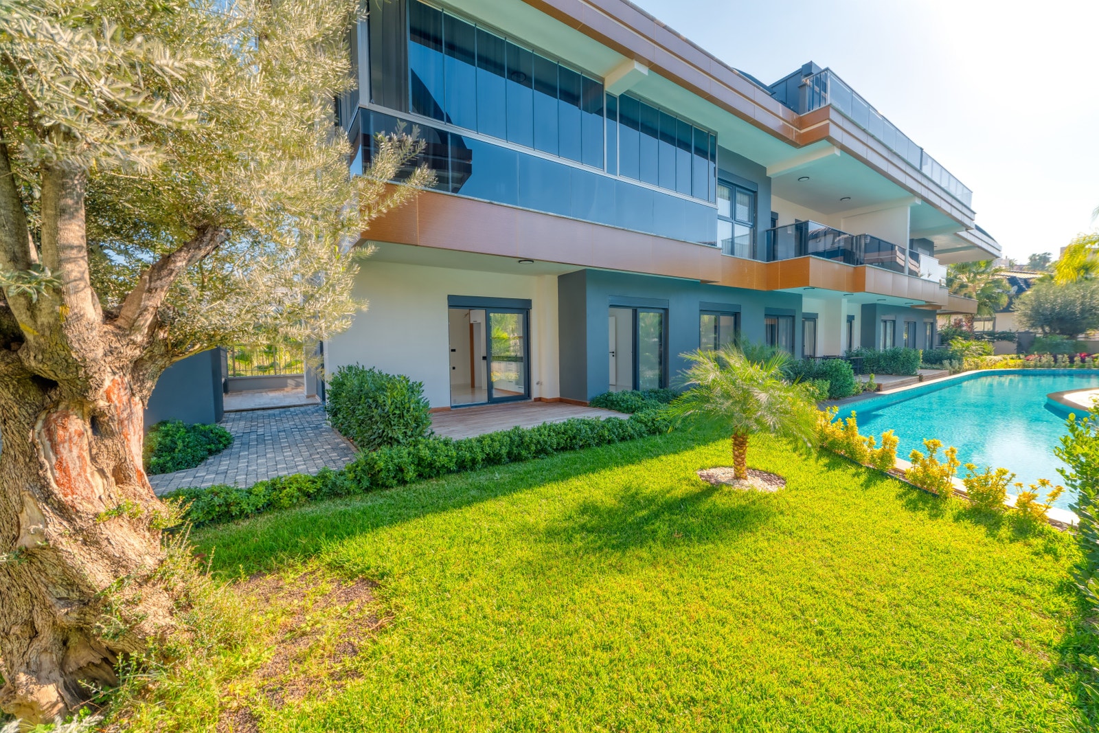 The Apartment's private garden Galleribilde