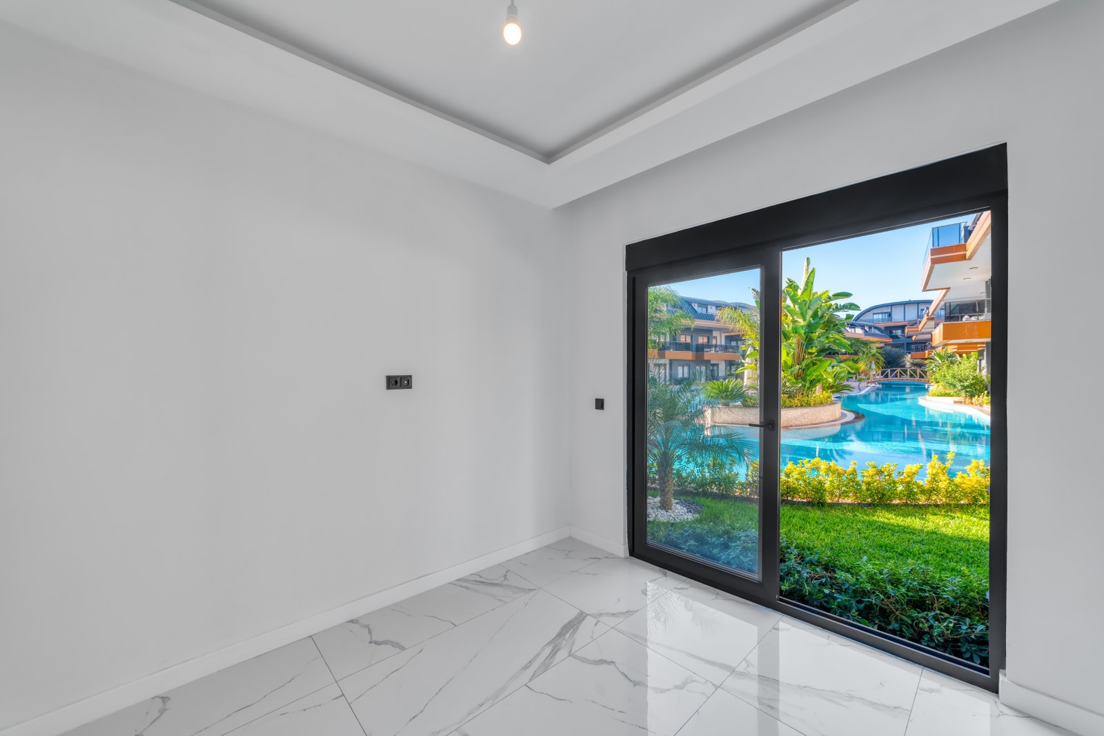 Room view towards garden Galleribilde