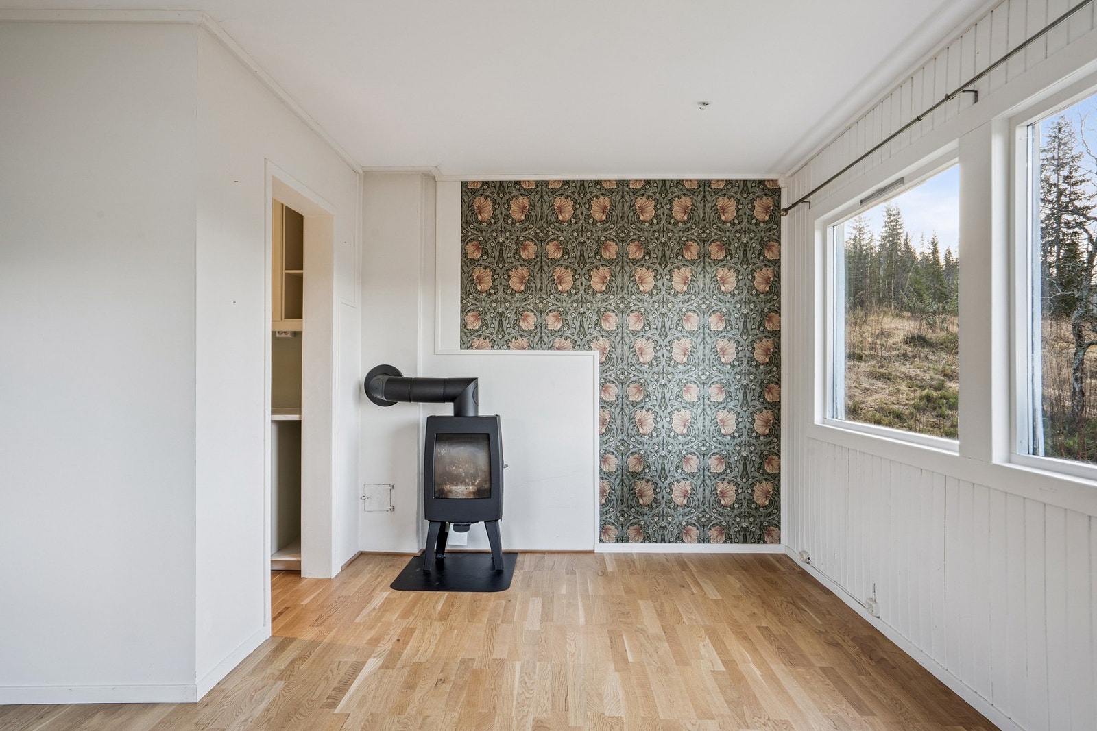 Ny eikeparkett på alle gulv bortett fra yttergang. Galleribilde