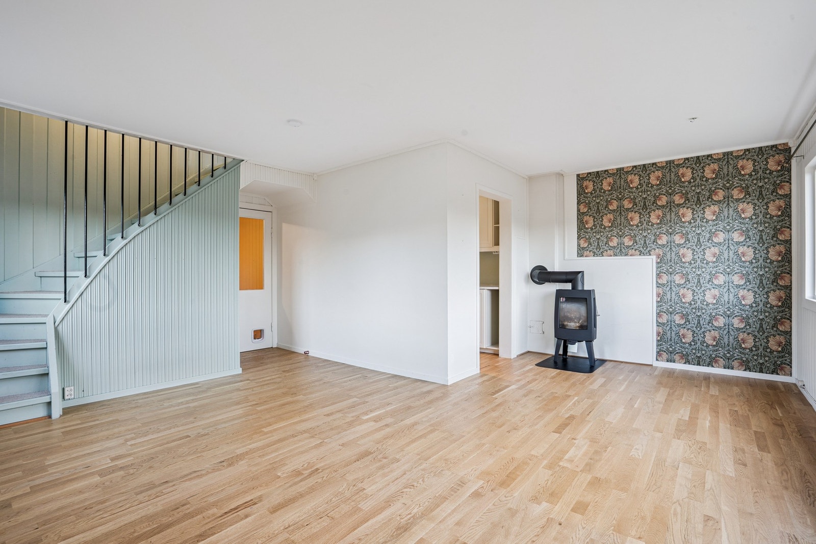 Den åpne løsningen gir god plass til både sofakrok og spiseplass. Galleribilde