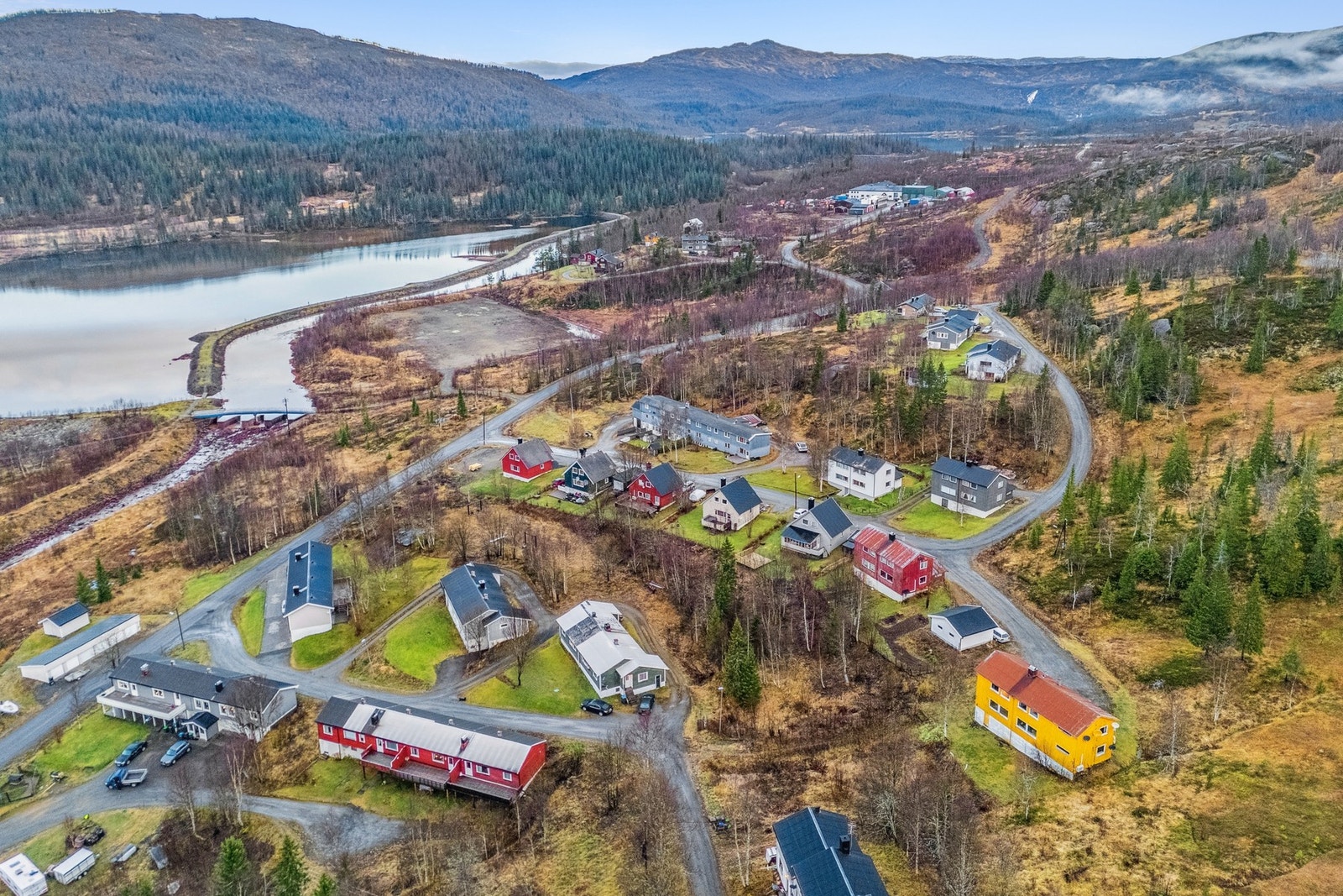 Her bor du med skogen som nærmeste nabo, og har kort vei til turstier, fiskevann og vinteraktiviteter. Galleribilde