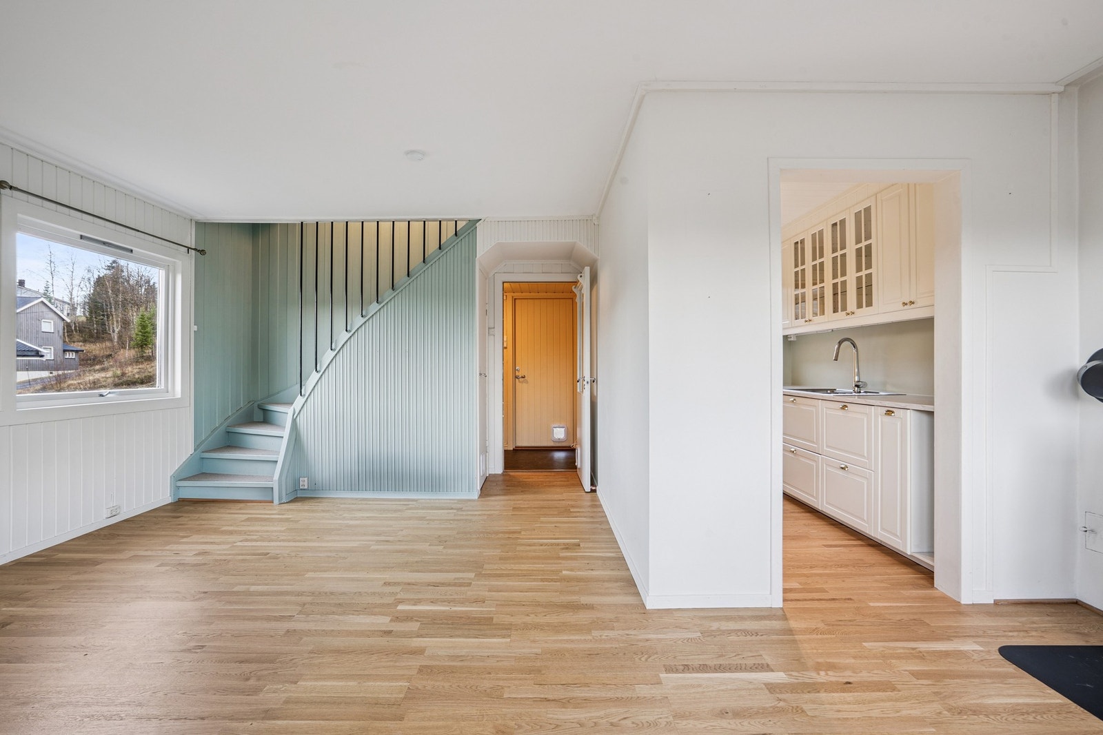 Åpen løsning mot kjøkkenet gir fleksibilitet og en sosial sone. Galleribilde