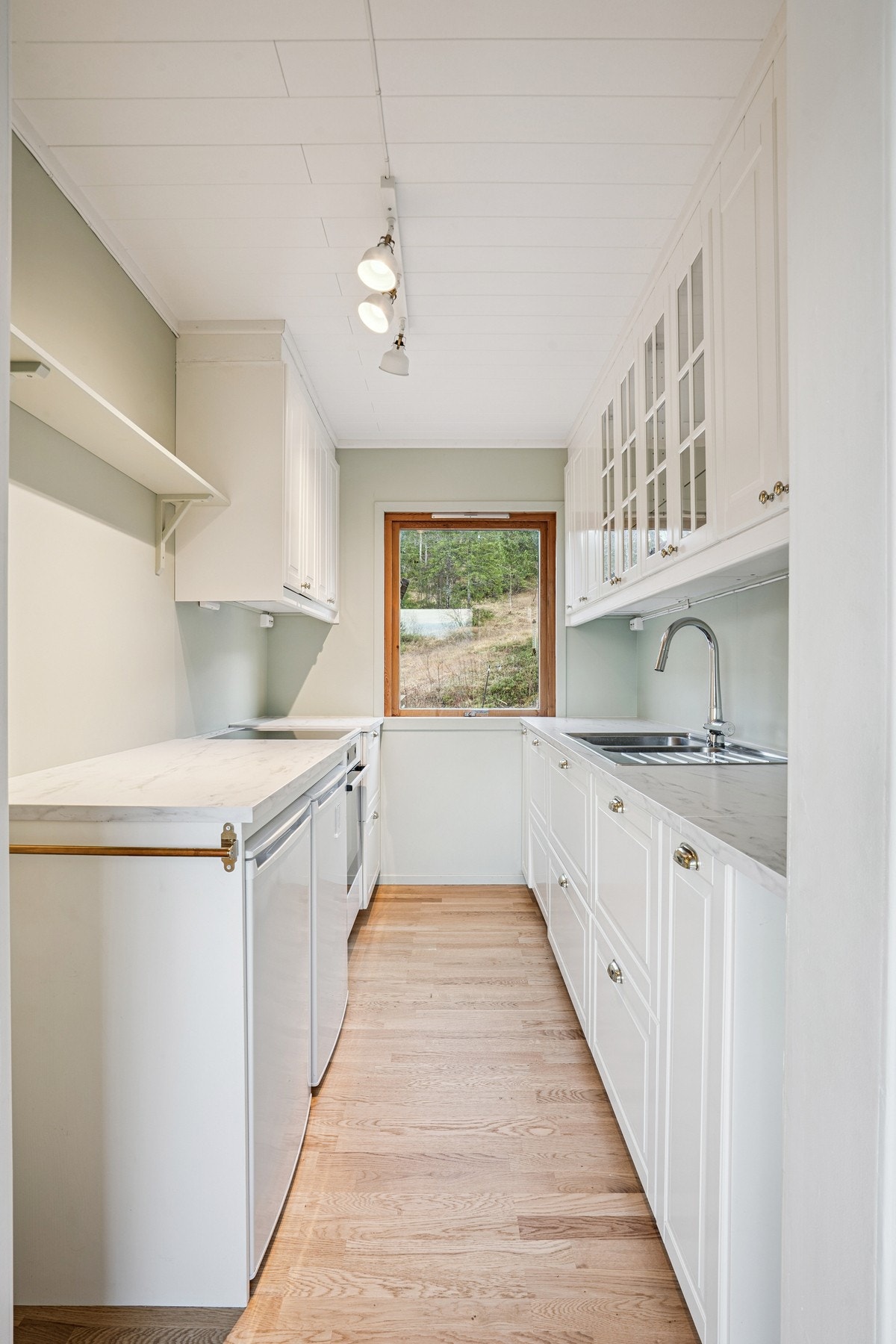 Rikelig med skap- og benkeplass. Galleribilde