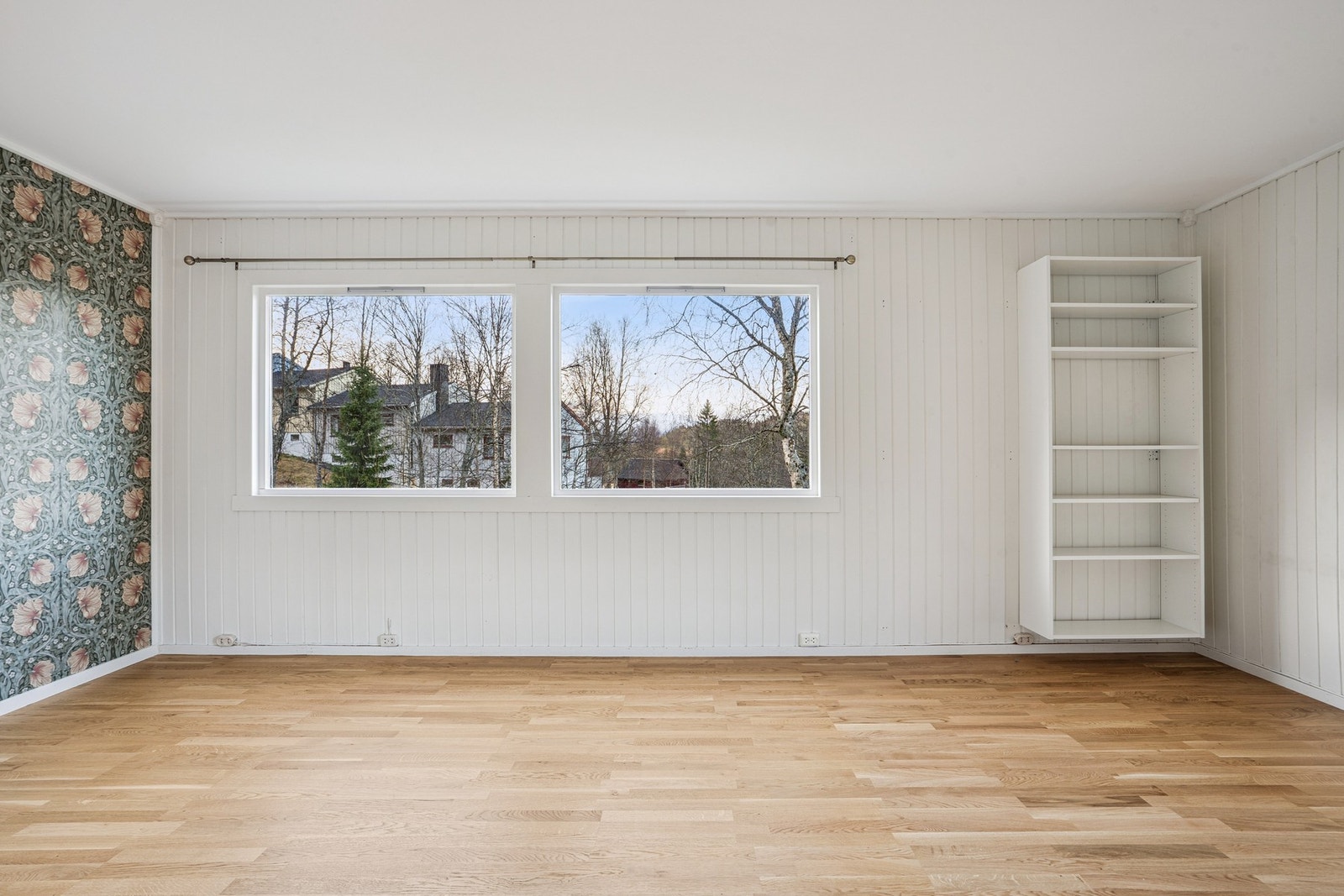 Boligen blir varmet opp med vedfyring og elektrisk oppvarming. Galleribilde