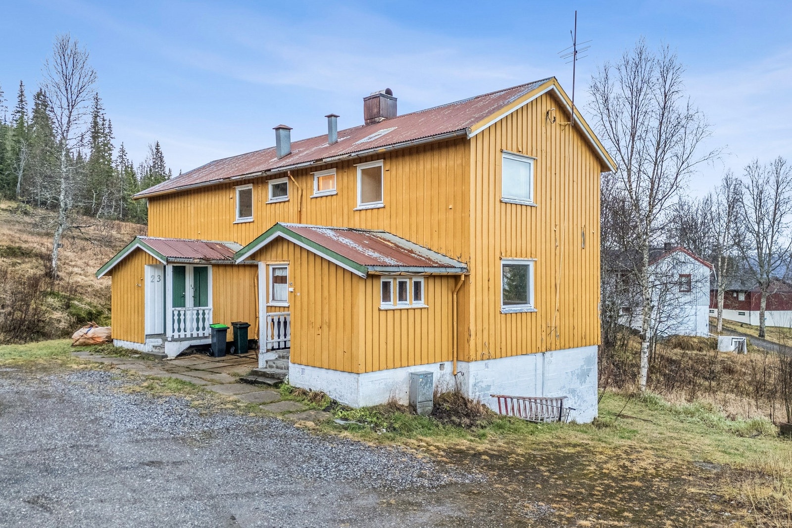 Halvpart av vertikaldelt tomannsbolig i flotte omgivelser| 3 soverom| Betydelig oppgradert innvendig i 2022. Galleribilde