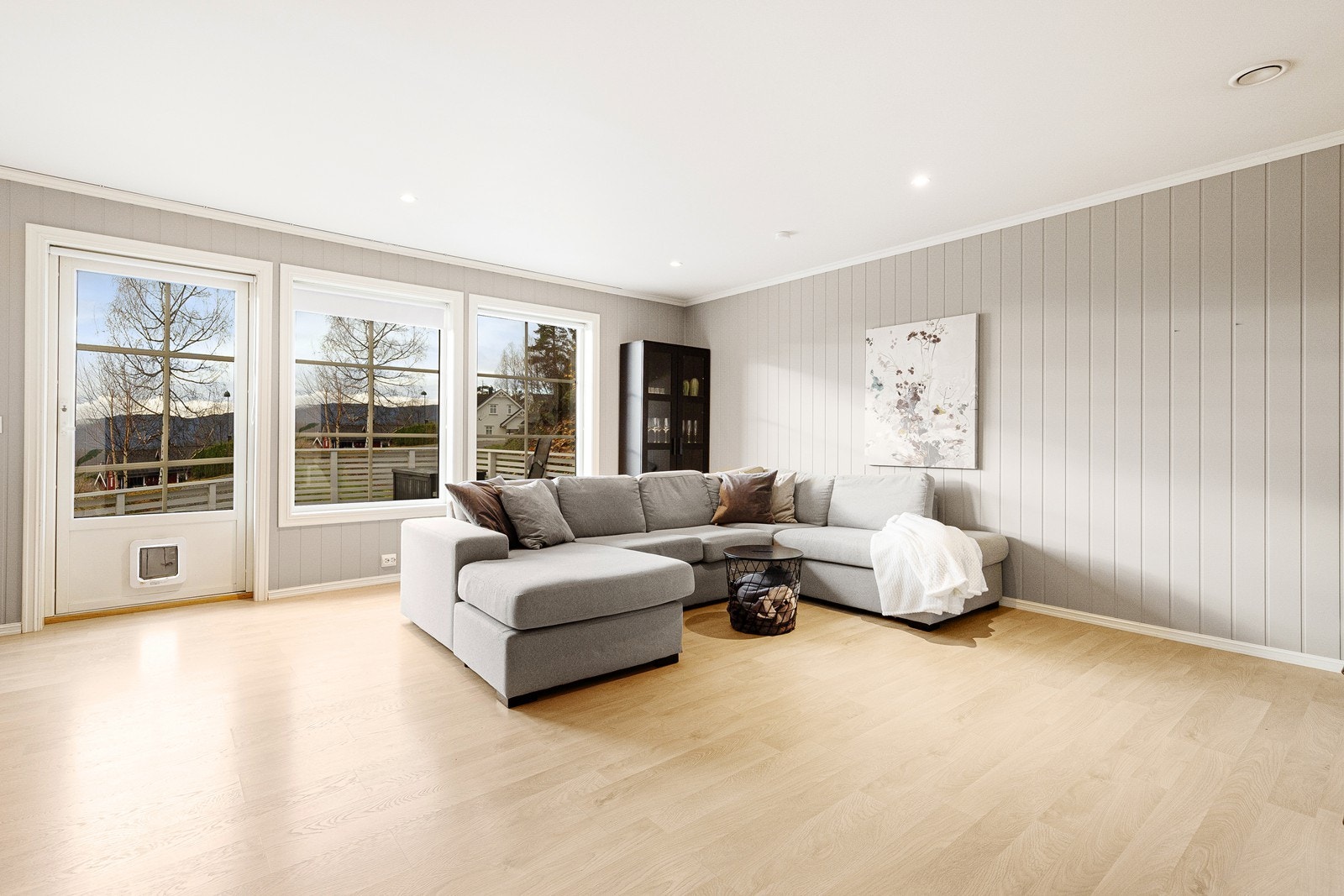 Innvendige flater med laminat på gulv, malte panelplater på vegg og malte flater med downlights i tak. Galleribilde