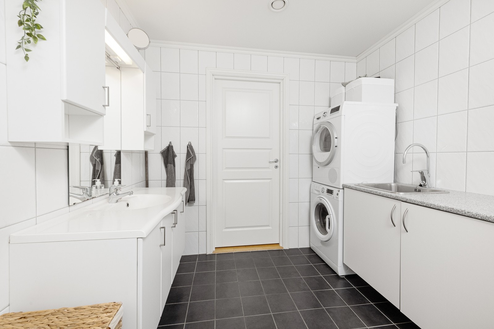 Et praktisk rom som fungerer godt som kombinasjonsrom for bad og vaskerom. Galleribilde