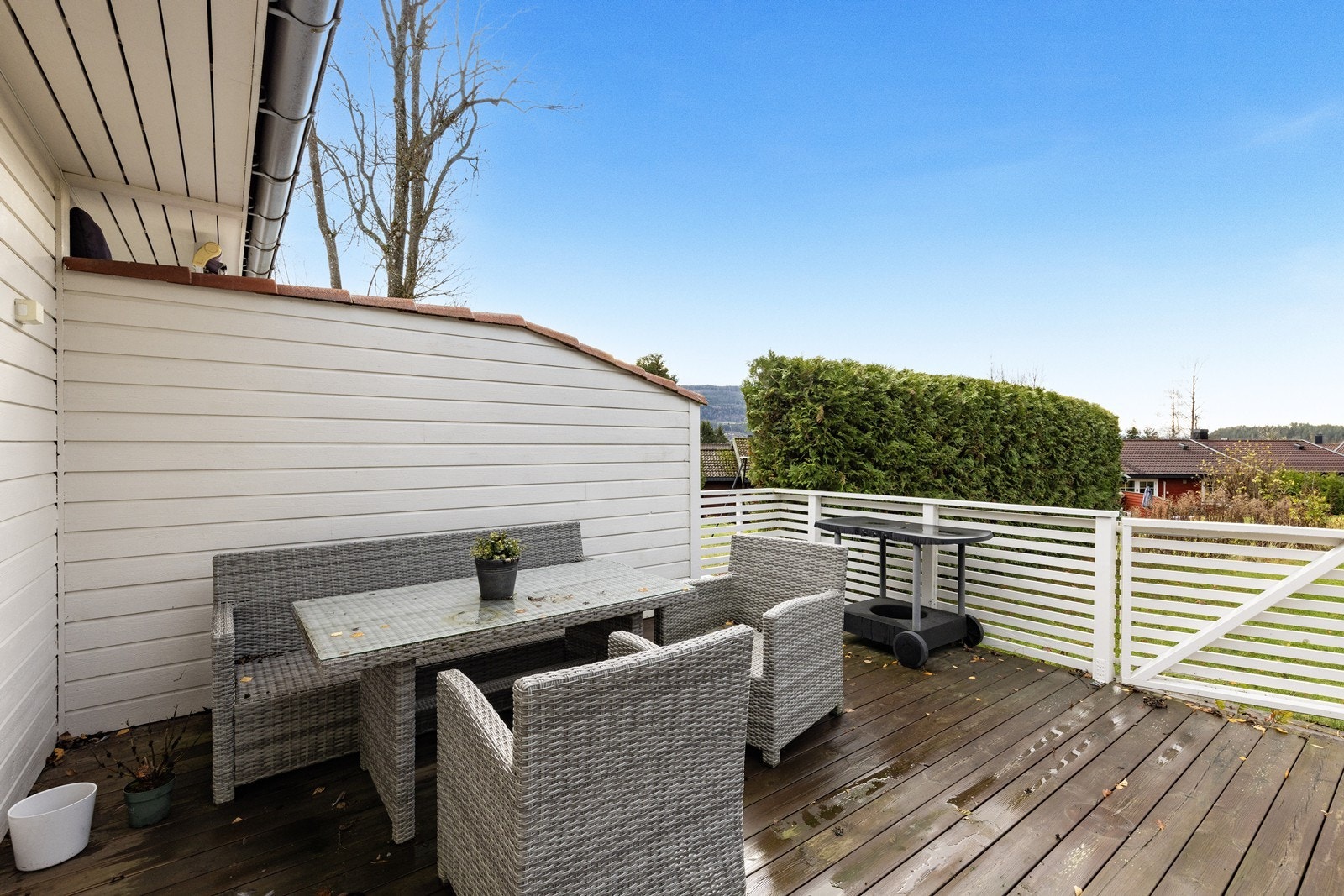 Uteplassen blir som en forlengelse av allrommet på sommerstid, og har videre tilgang til felles hage. Galleribilde