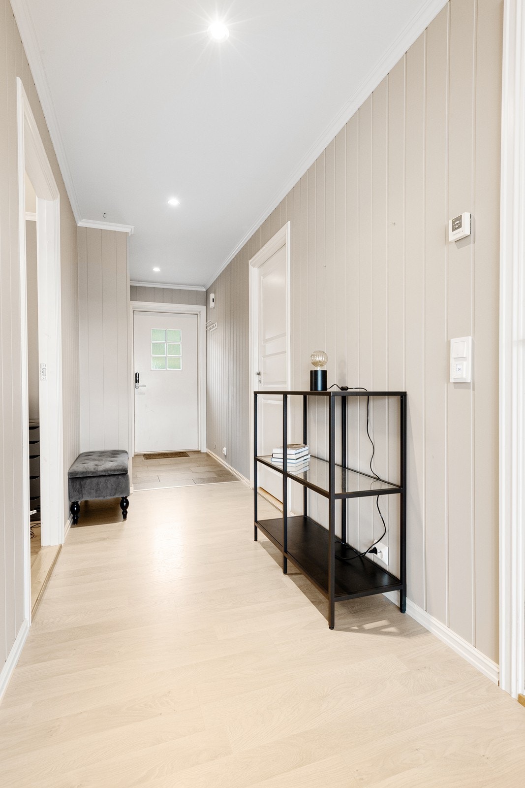 Videre kommer man inn i en mellomgang som skaper en god flyt mellom rommene. Galleribilde