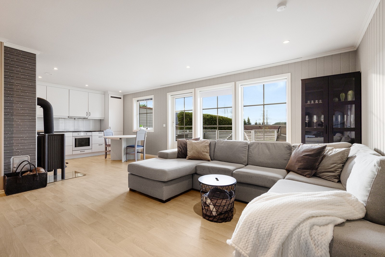 Boligen har en åpen og luftig stue- og kjøkkenløsning. Galleribilde