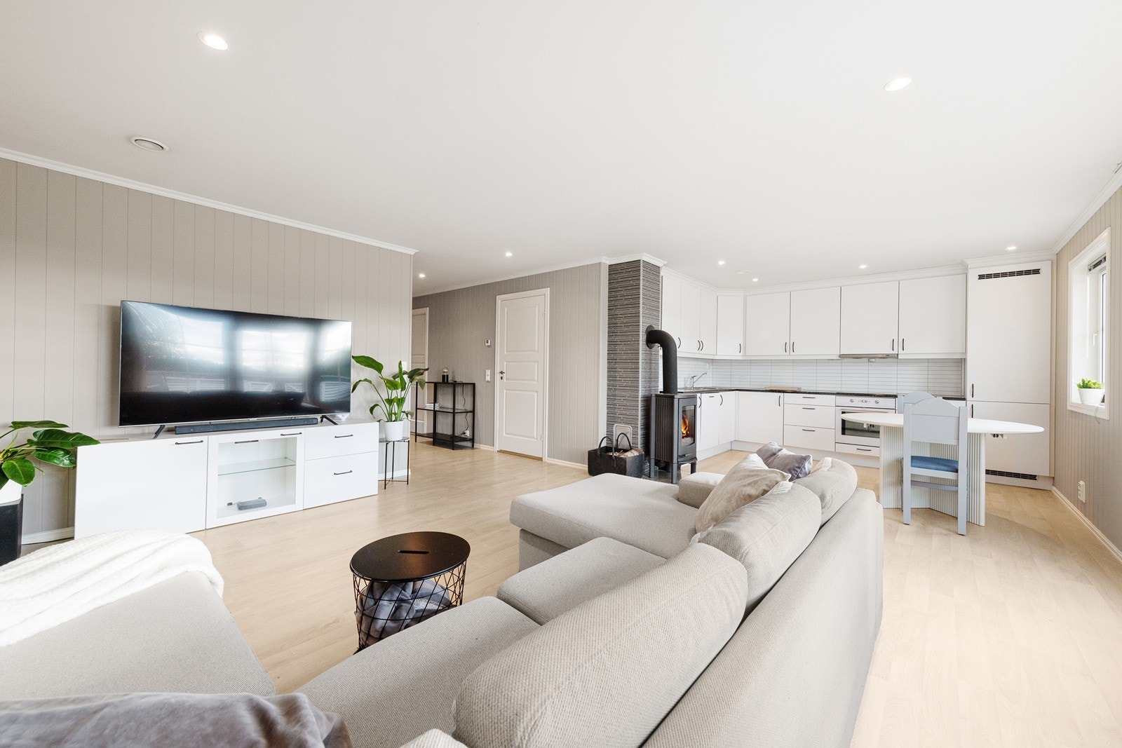 Rommet har godt med lysinnslipp fra store vindusflater og er et hyggelig allrom. Galleribilde