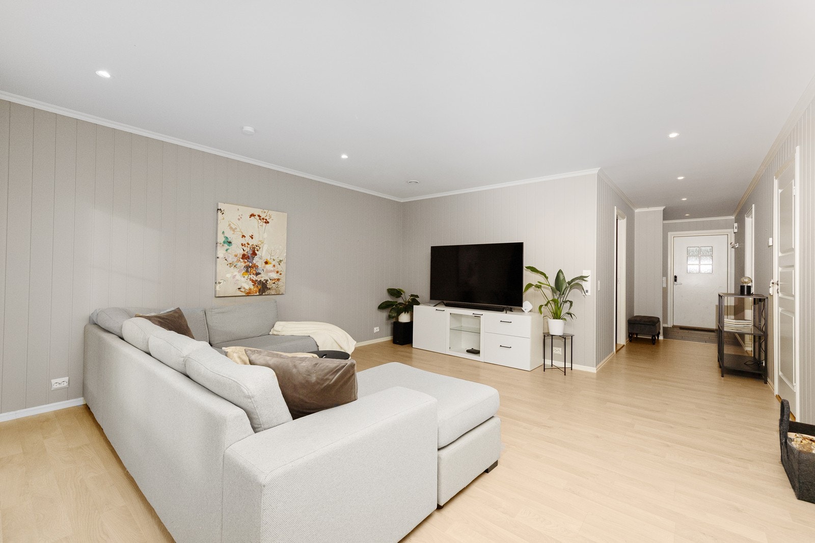 Rommet er enkelt å møblere, med plass til både sofa- og en liten spisegruppe. Galleribilde