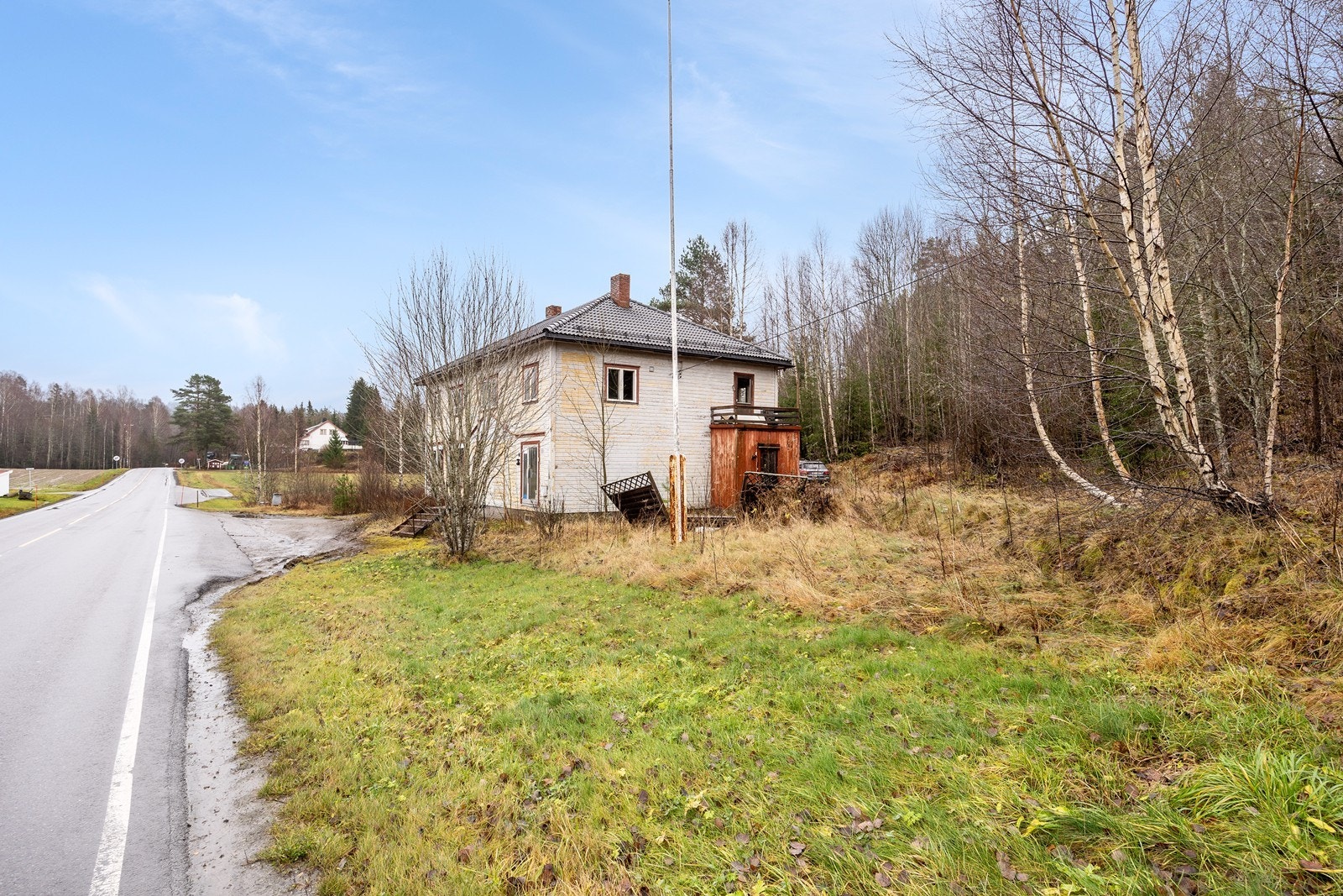 Eiendommen har nærhet til innsjøen og naturperlen Setten med bade- og båtmuligheter Galleribilde