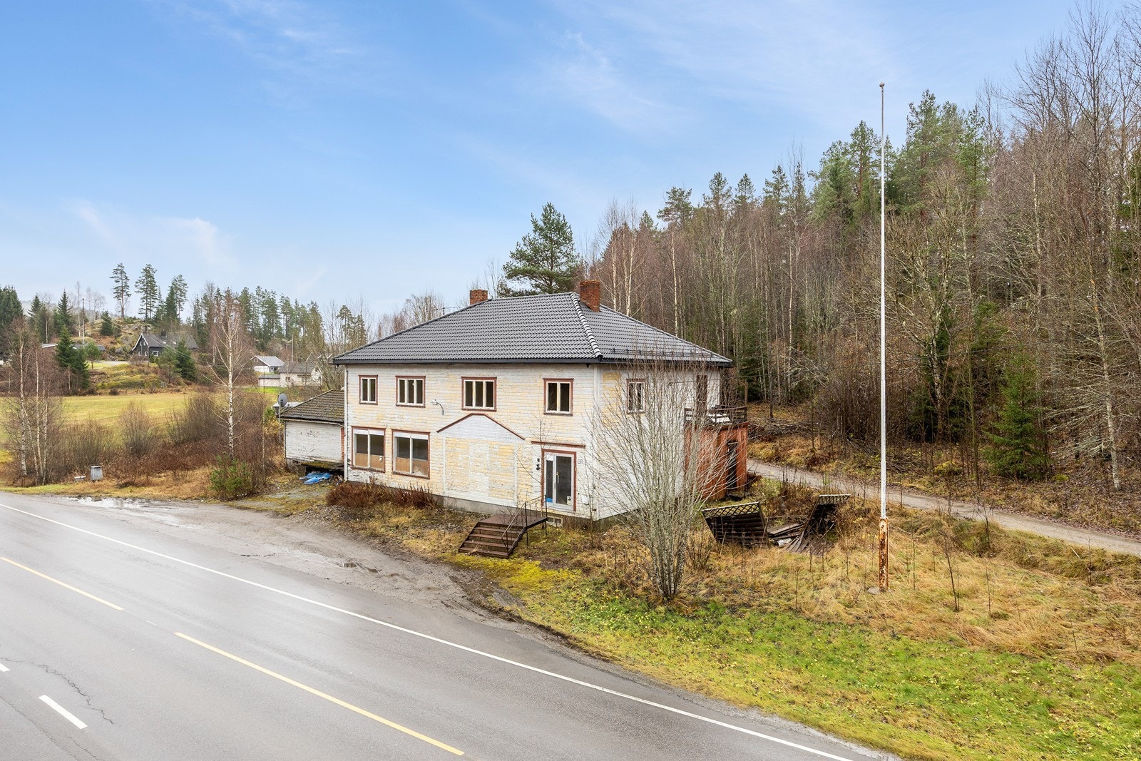 Det er leilighet i 2. etasje og butikklokale i 1. etasje Galleribilde