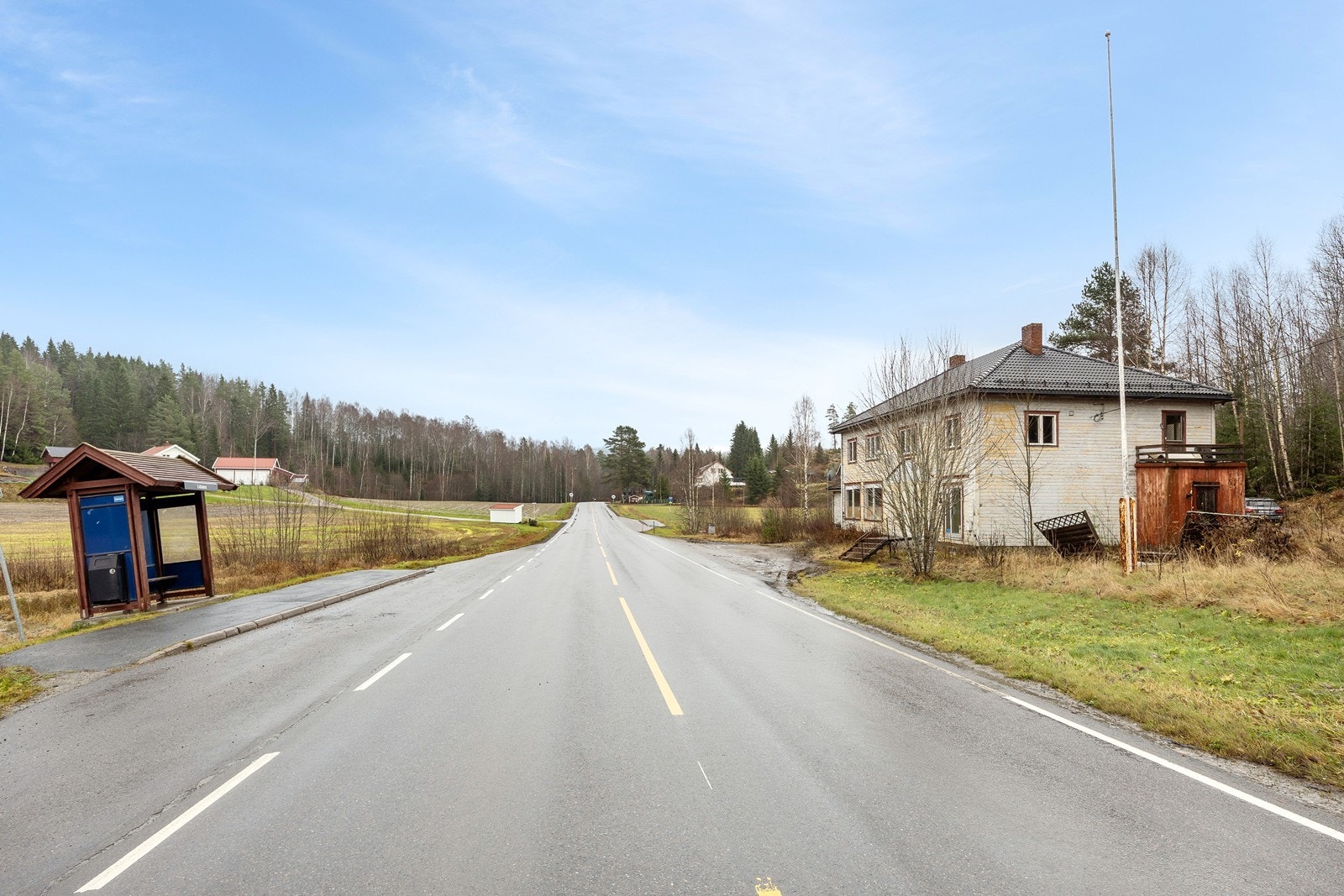 Det er bussholdeplass i umiddelbar nærhet til eiendommen. Galleribilde
